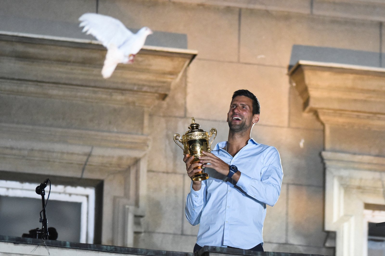 Novak Djokovic holds up the Wimbledon trophy at a welcoming ceremony, Belgrade, Serbia, July 11, 2022. (Reuters Photo)