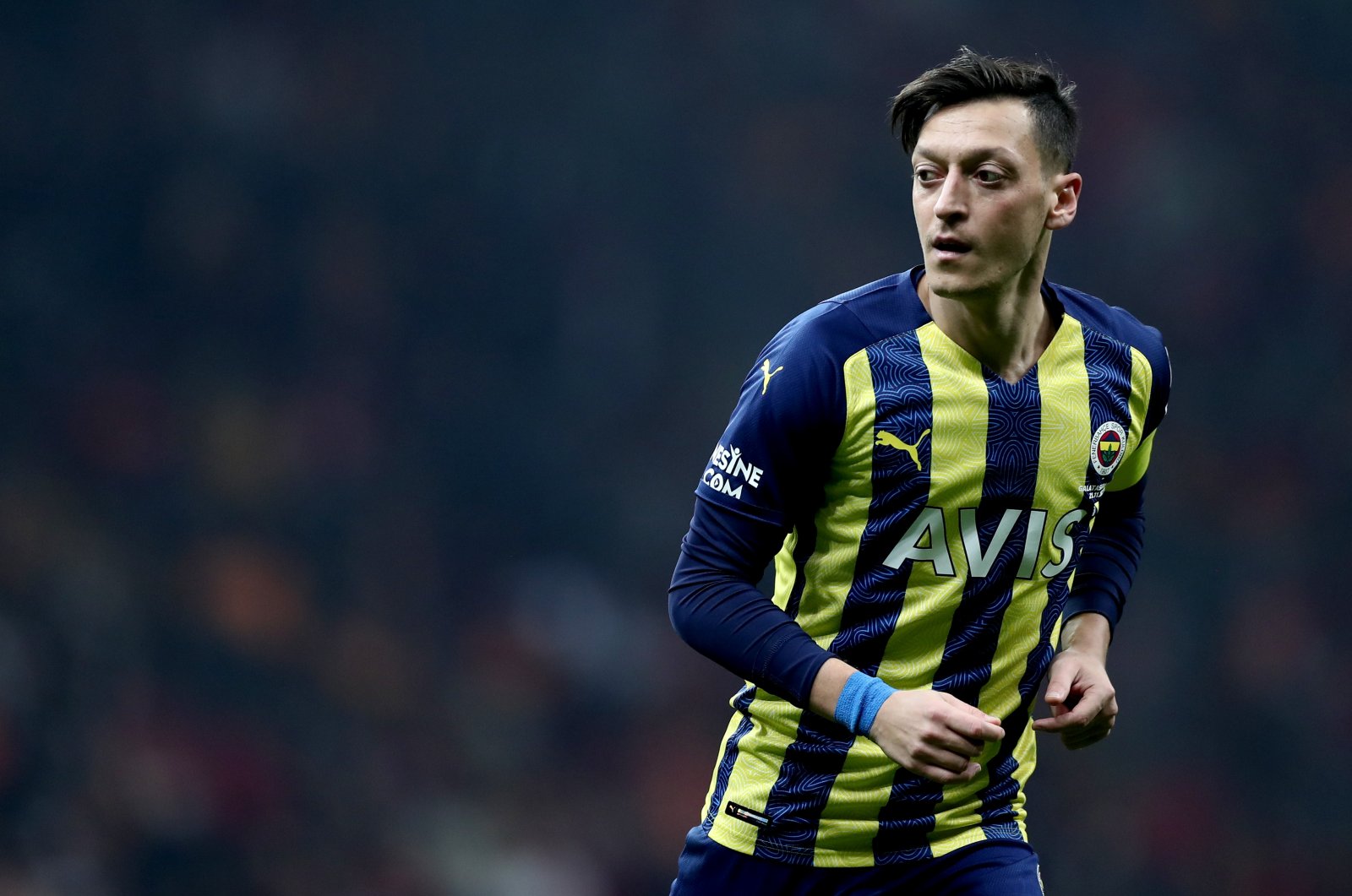 zil akan bergabung dengan tim Süper Lig Başakşehir setelah Fener keluar