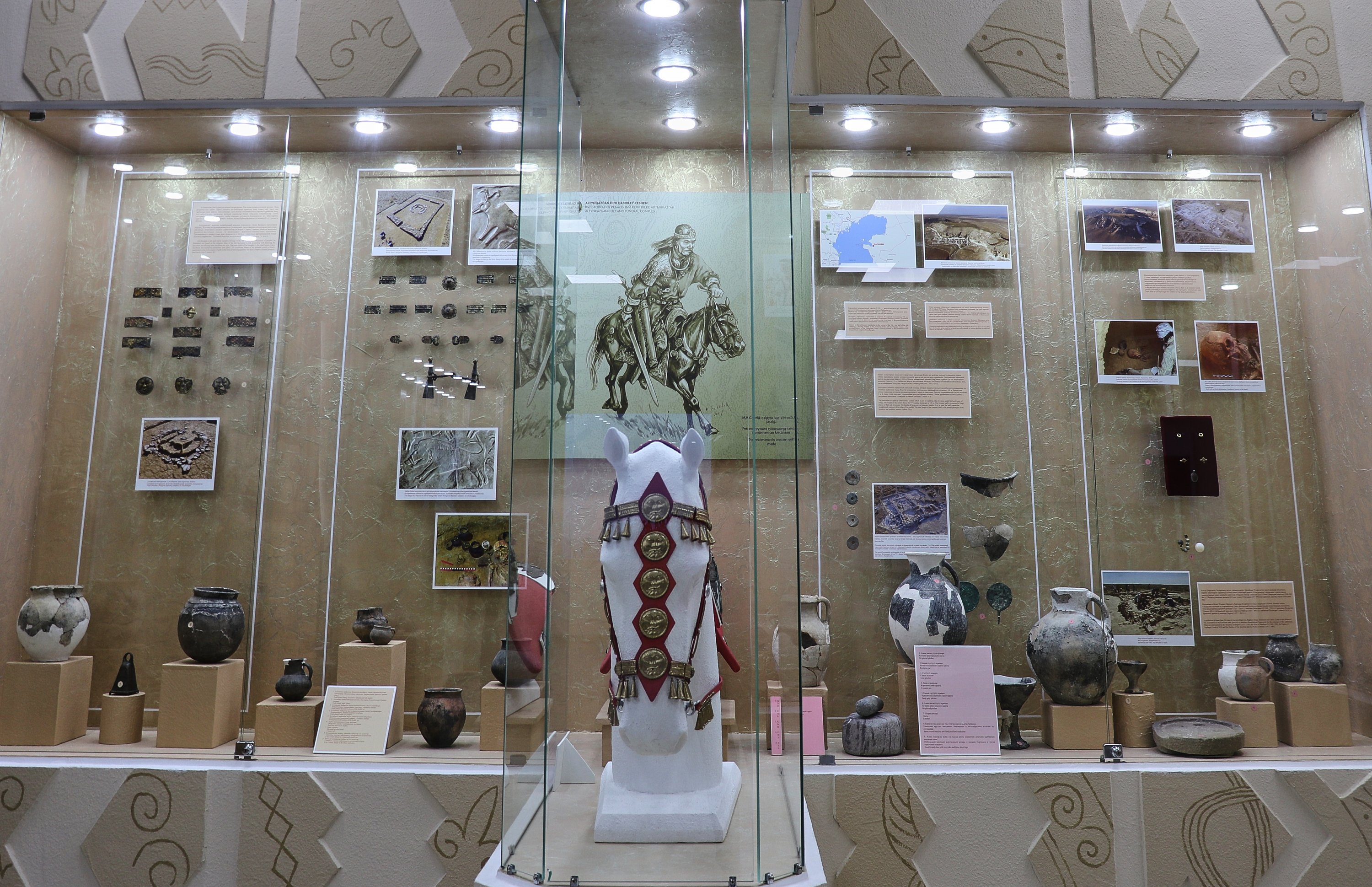 Kekang dan pelana berusia 2.000 tahun yang terbuat dari emas dan perak murni milik seorang tentara Hun dipamerkan di Museum Promosi Regional Abiş Kekilbayev di Aktau, Kazakhstan, 11 Juli 2022. (AA Photo)
