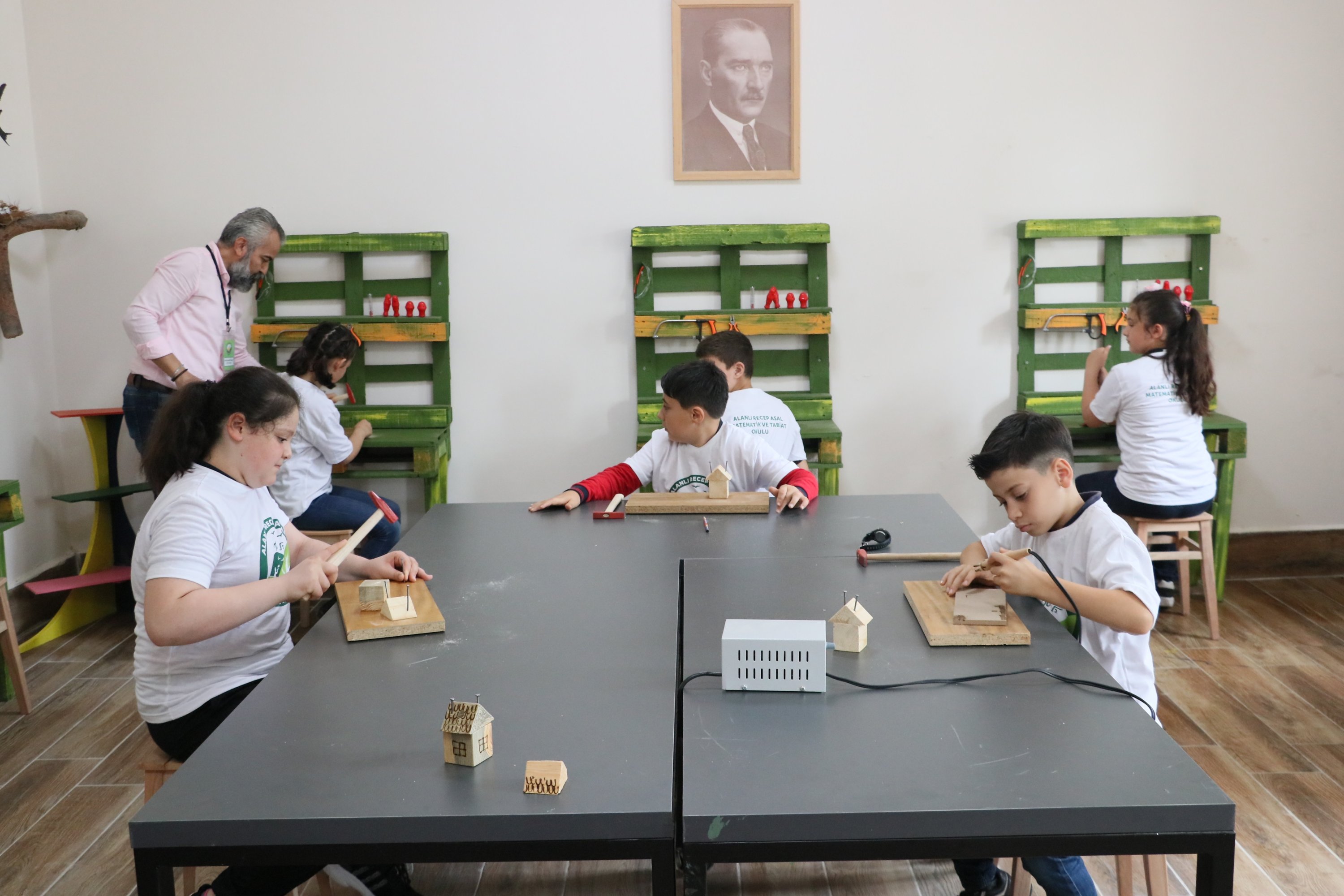 Anak-anak mengikuti kegiatan di pusat pembelajaran sosial di Samsun, Turki, 13 Juni 2022. (AA Photo)