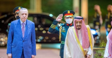 Saudi King Salman (R) meets President Recep Tayyip Erdoğan upon his arrival in Jeddah, Saudi Arabia, April 28, 2022. (Reuters File Photo)