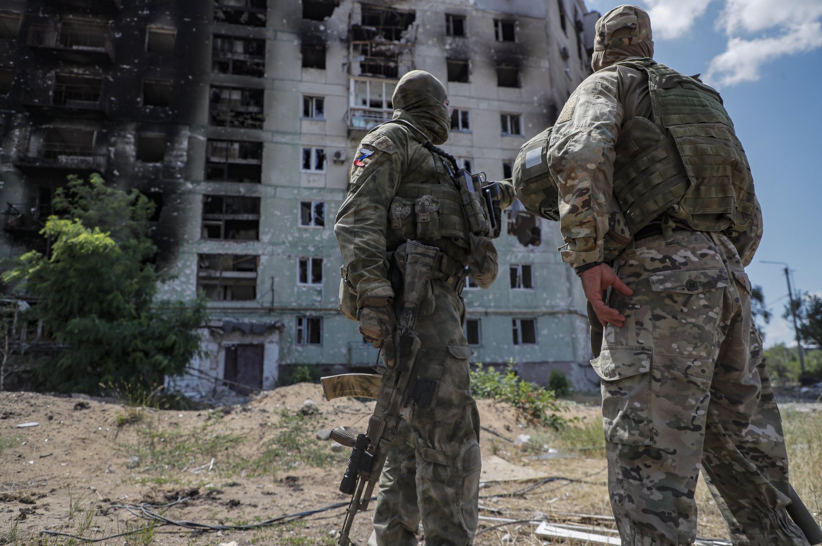 A picture taken during a visit to Lysychansk organized by the Russian military shows Russian servicemen guarding near a destroyed apartment building in Severodonetsk, Luhansk region, Ukraine, July 12, 2022. (EPA Photo)