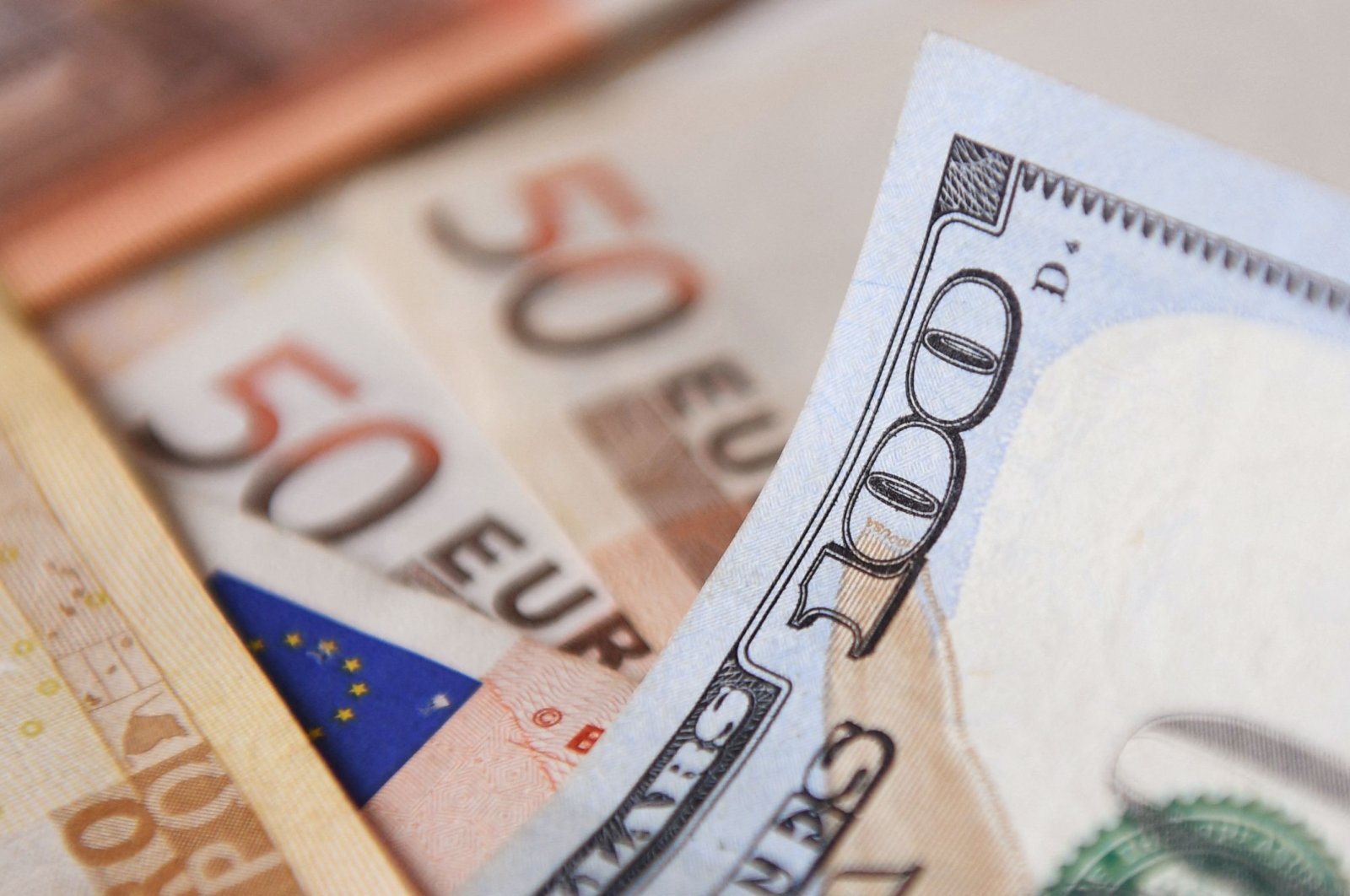 Nilai dolar naik di atas euro untuk pertama kalinya dalam 20 tahun