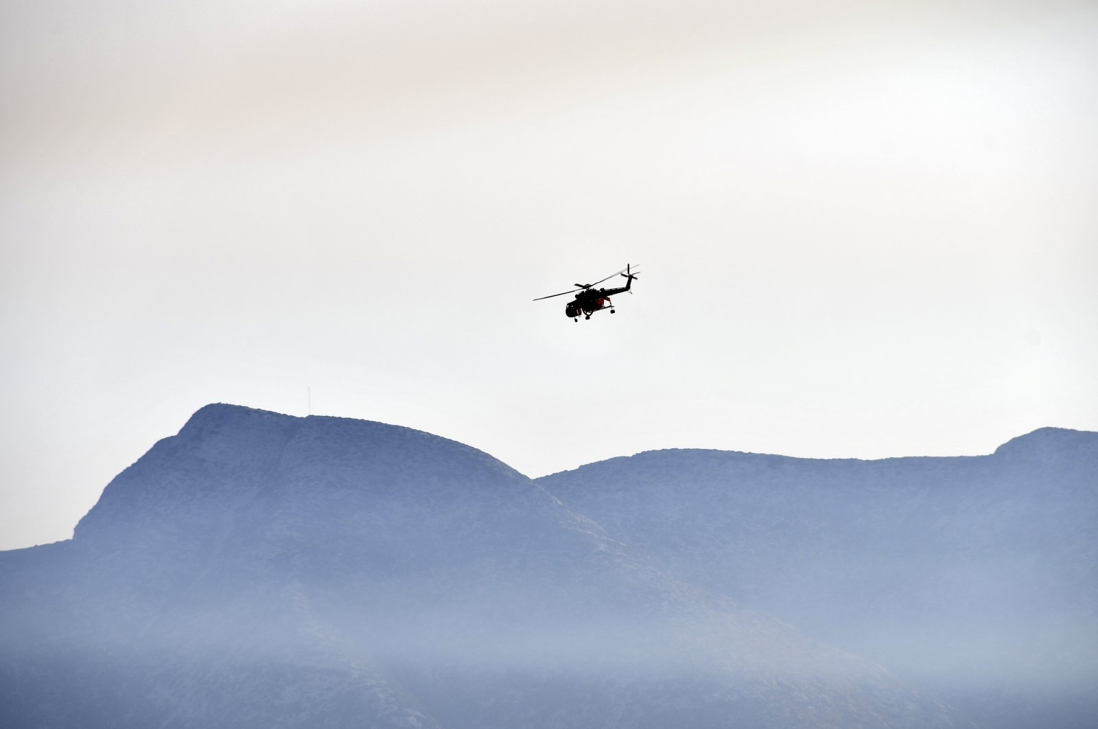 Helikopter pemadam kebakaran Yunani menabrak Aegean, 2 tewas