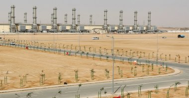 People walk near power plant No. 10 at Saudi Electricity Company's Central Operation Area, south of Riyadh, Saudi Arabia, April 27, 2012. (Reuters File Photo)