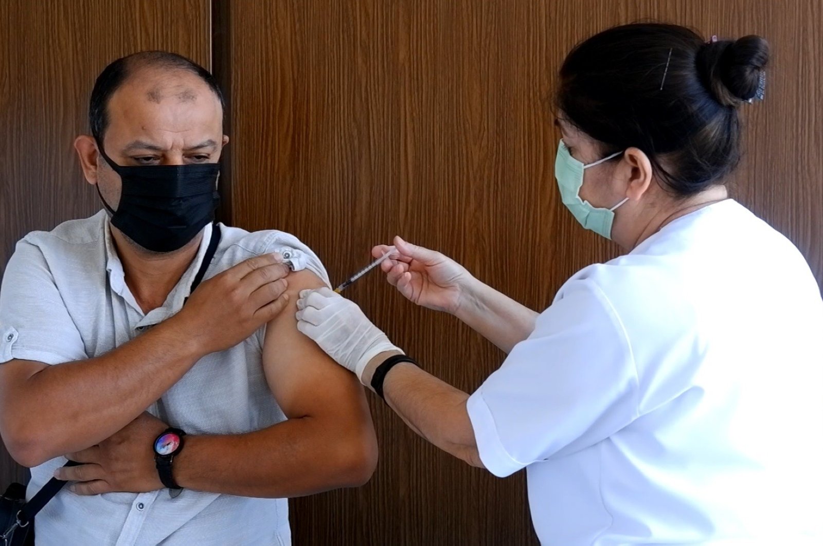 A COVID-19 booster dose is administered at a hospital, Edirne, Turkey, July 14, 2022. (IHA Photo)