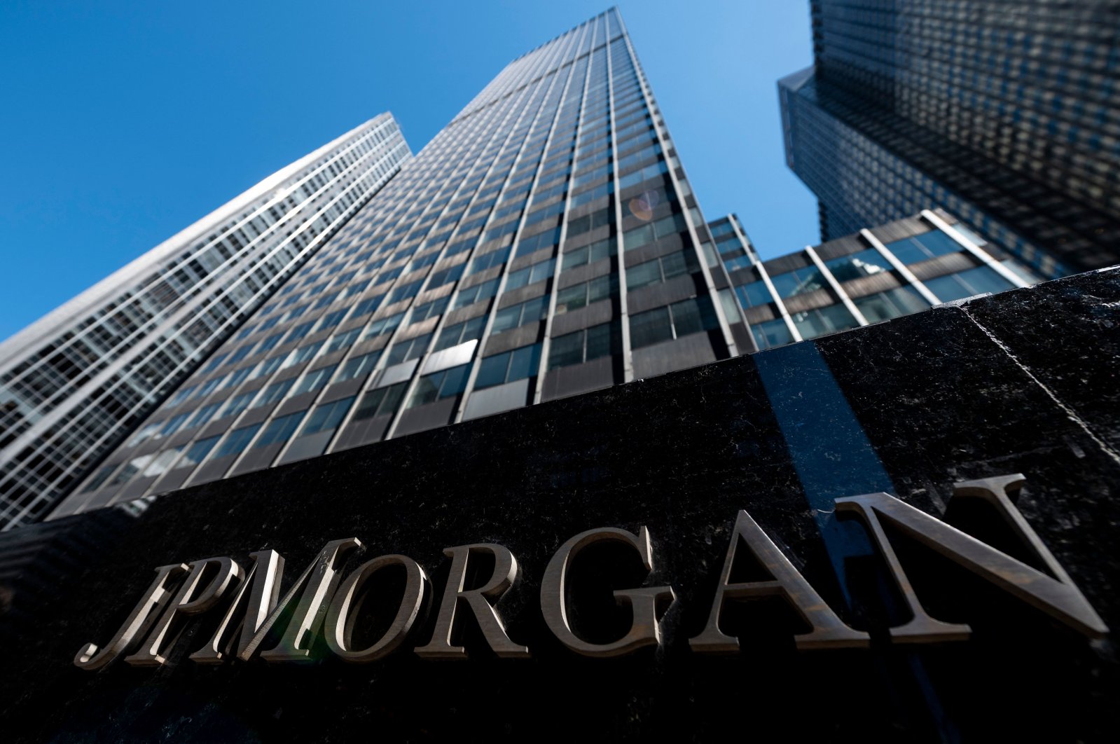 Saham AS jatuh di Wall Street setelah JPMorgan mengeluarkan peringatan keras