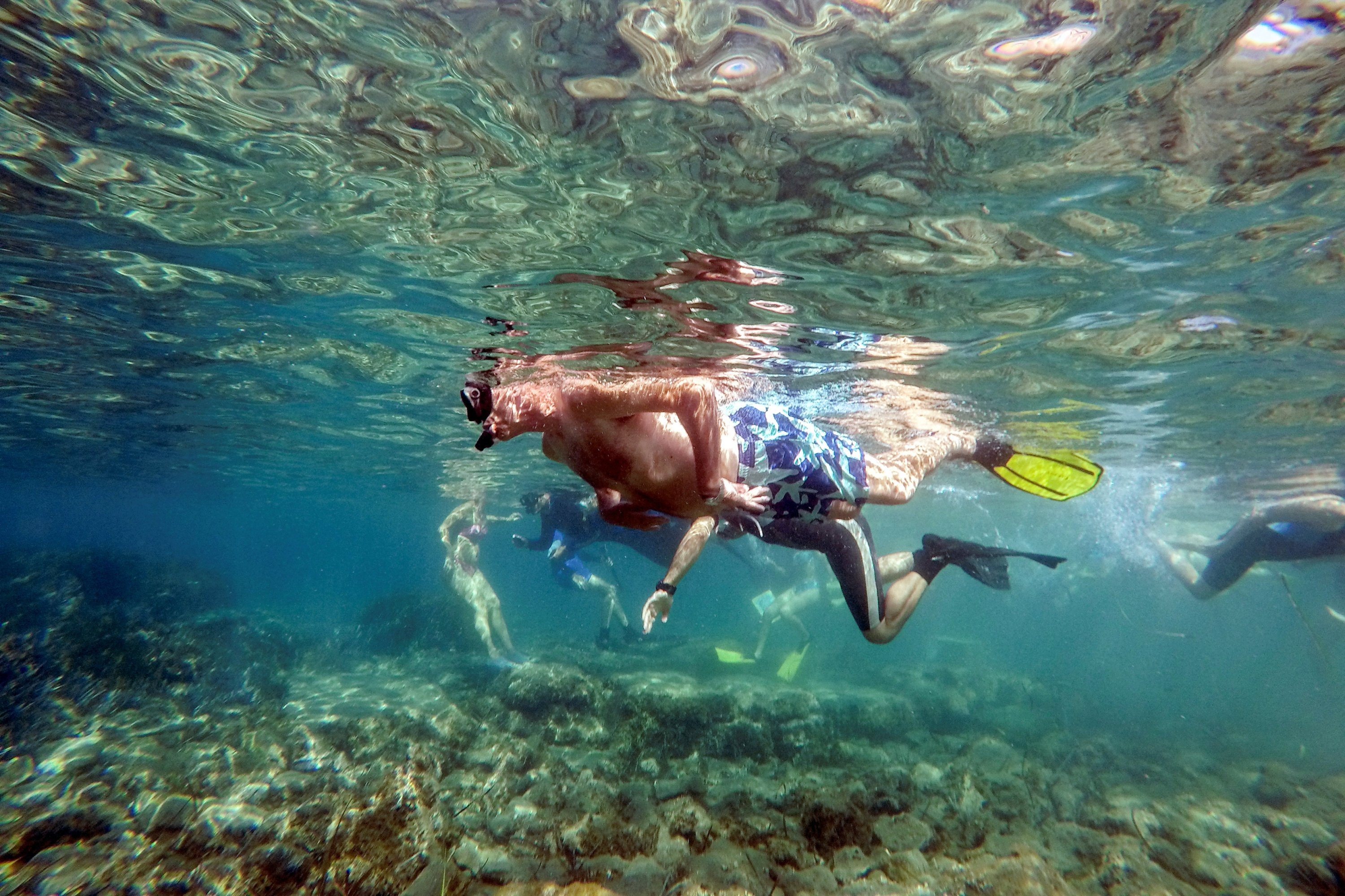 Pengunjung berenang di taman arkeologi bawah laut pelabuhan kuno Amathus di Limassol, Siprus, 9 Juli 2022. (Foto Reuters)