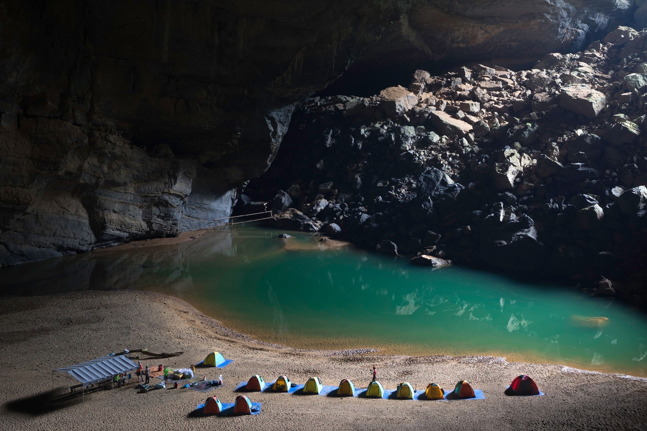 Gua Son Doong sangat besar sehingga memiliki sungai, ekosistem, dan iklimnya sendiri.  (Foto Shutterstock)