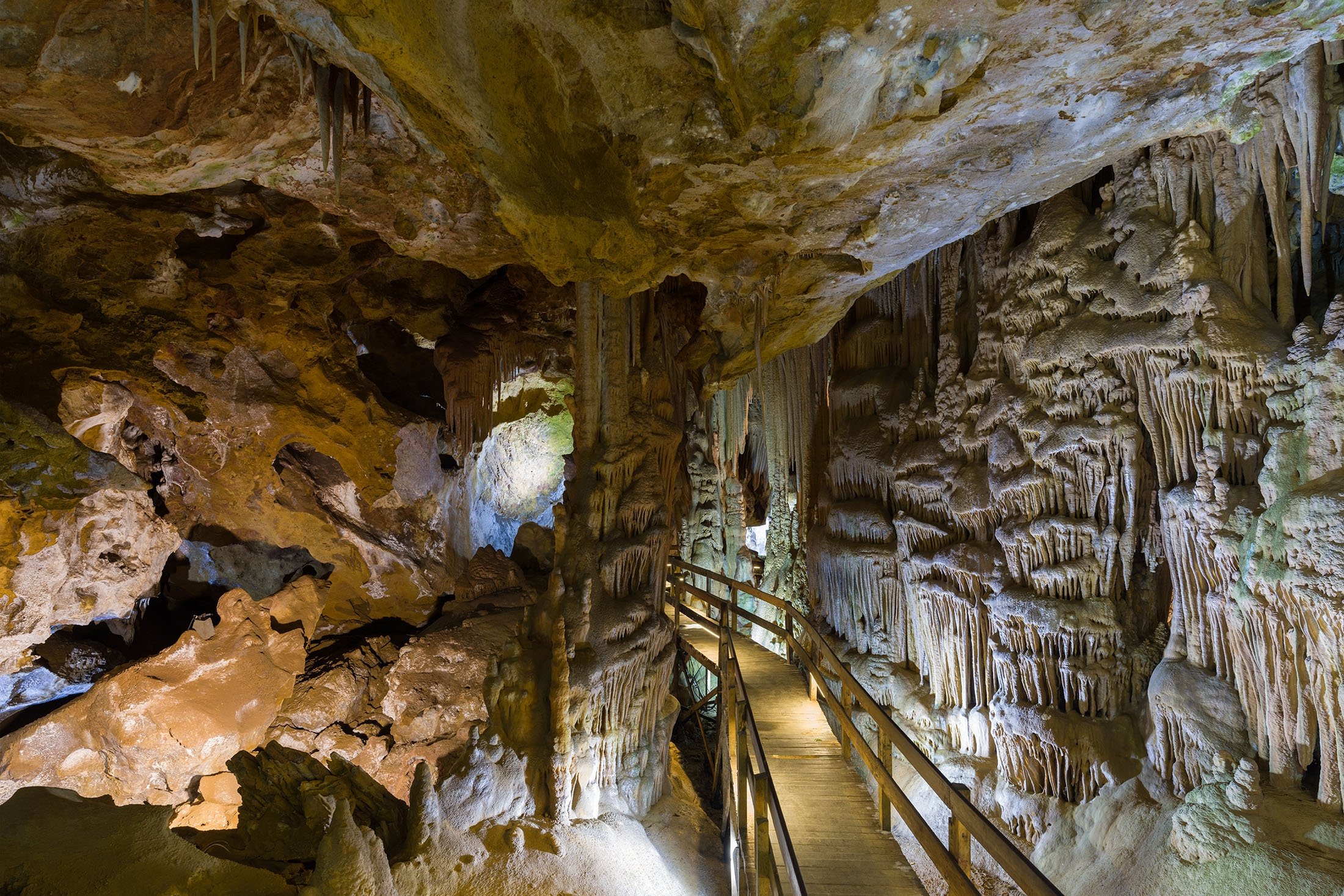 More than 30 caves around Turkey are open for tourism, including Karaca Cave in Gümüşhane.  (Photo Shutterstock)