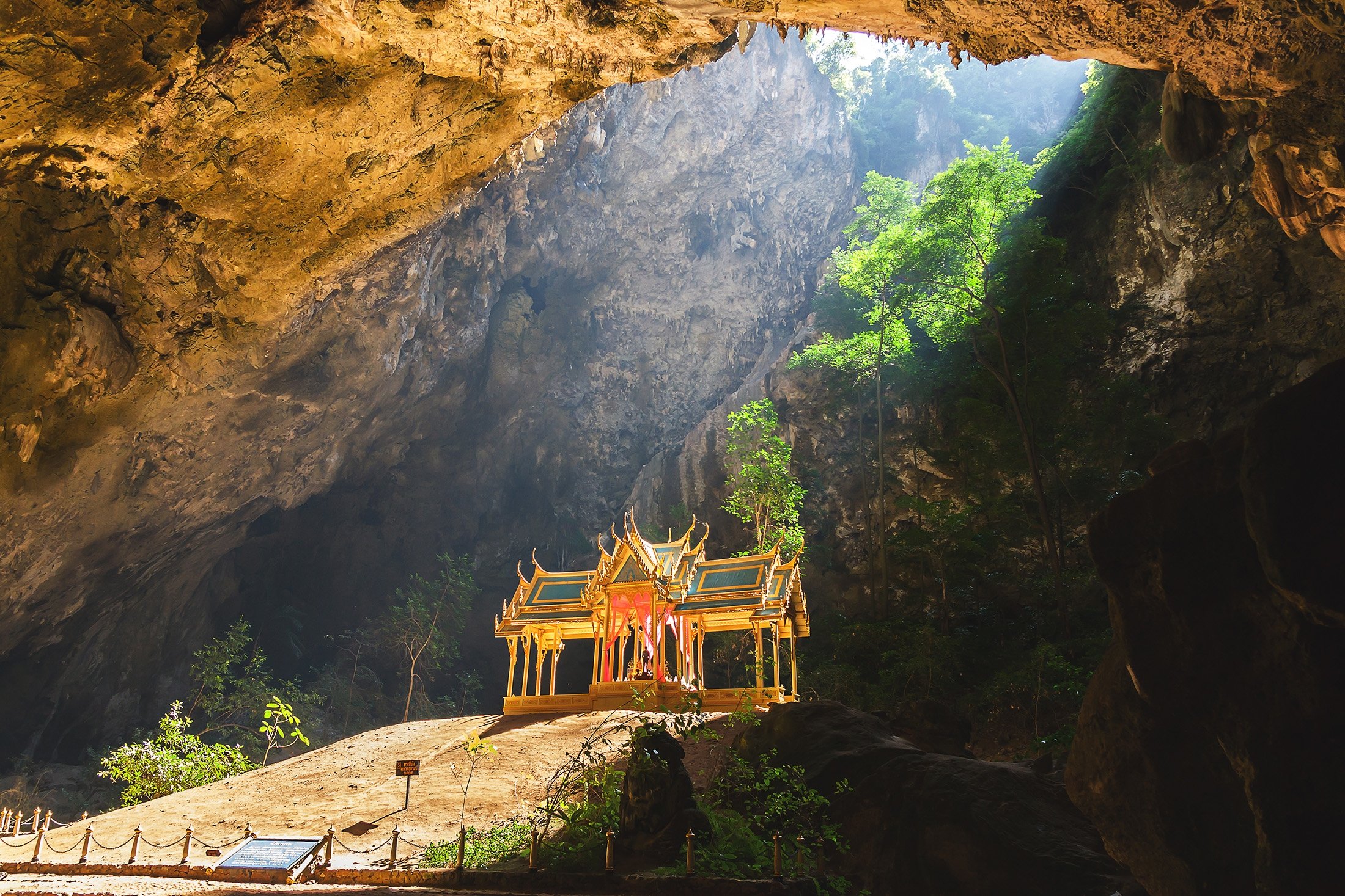 Phraya Nakhon di Thailand adalah sebuah gua besar dengan lubang di langit-langit yang memungkinkan sinar matahari masuk, yang terkadang menyinari langsung sebuah paviliun di jantung gua.  (Foto Shutterstock)
