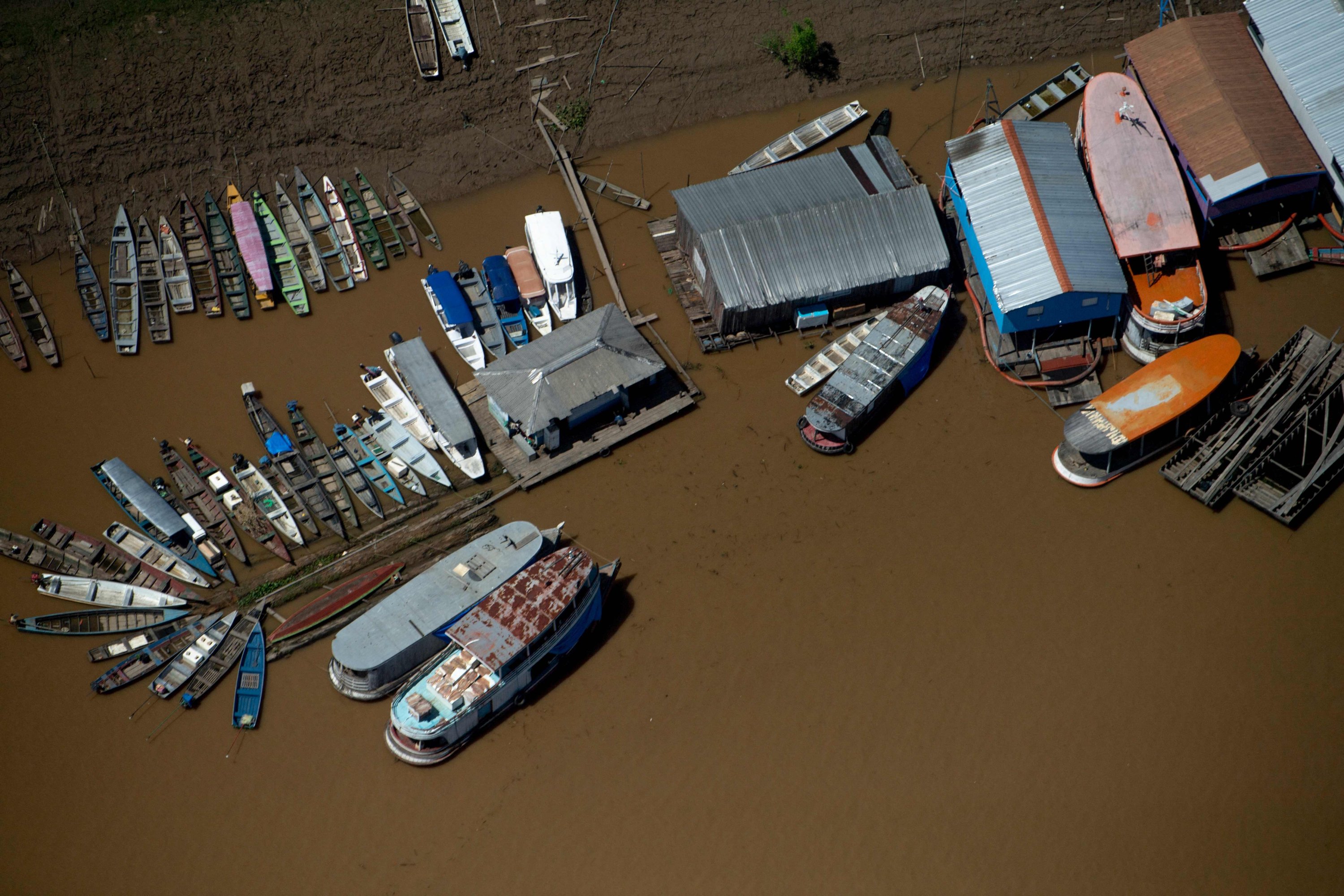 Pemandangan udara dari area pelabuhan Manicore, sebuah kota yang terletak di tepi sungai Madeira dan Manicore di hutan hujan Amazon di Negara Bagian Amazonas Brasil, 6 Juni 2022. (AFP Photo)