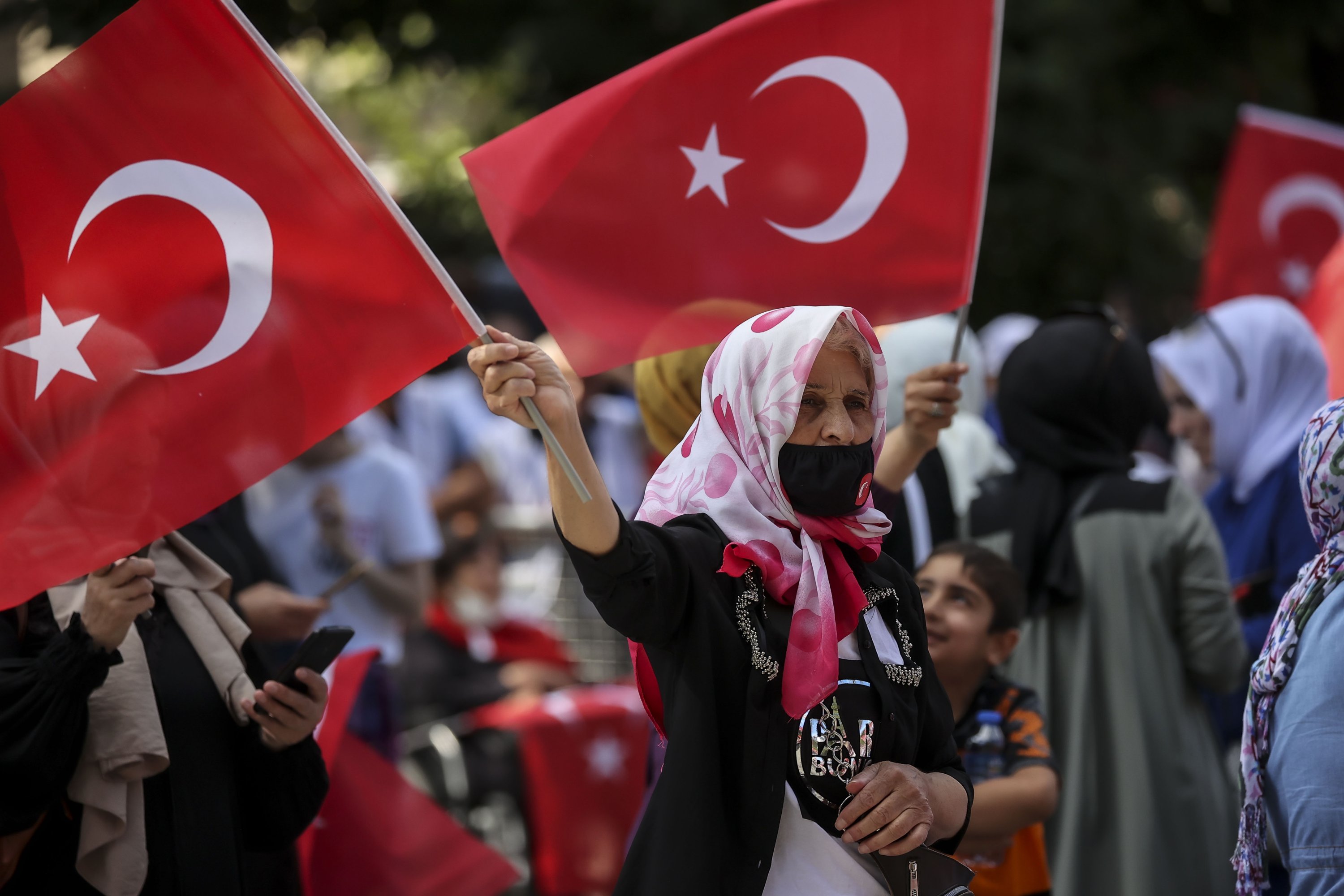 Orang-orang berkumpul di Saraçhane Square untuk memperingati Hari Demokrasi dan Persatuan Nasional di Istanbul, Turki, 15 Juli 2022. (AA Photo)