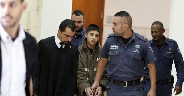 Ahmed Manasra (C), a 13-year-old Palestinian accused of taking part in the stabbing of two Israelis, is escorted by Israeli security during a hearing at a Jerusalem court, Oct. 30, 2015. (AFP Photo)