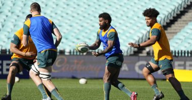 Australian rugby union player Marika Koroibete (2nd R) passes the ball during a training session, in Sydney, Australia, July 15, 2022. (AP PHOTO)