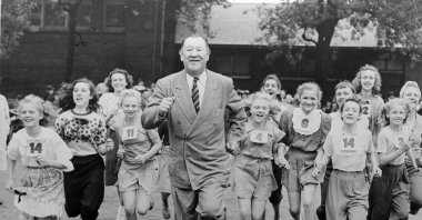 Jim Thorpe (C) sets a fast pace for some girls during a "junior olympics" event in Chicago, United States, June 6, 1948. (AP PHOTO)
