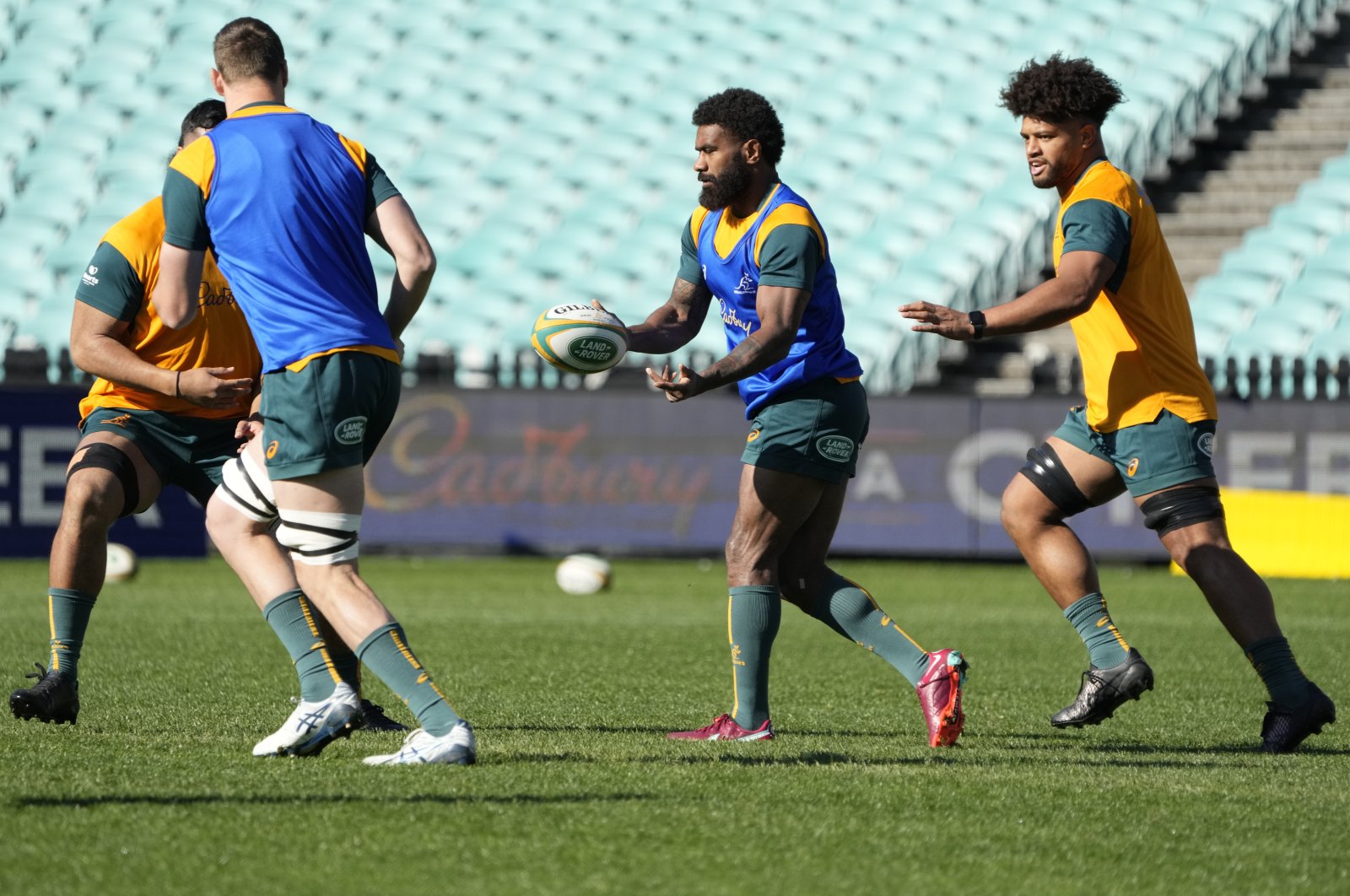 Australian rugby union player Marika Koroibete (2nd R) passes the ball during a training session, in Sydney, Australia, July 15, 2022. (AP PHOTO)