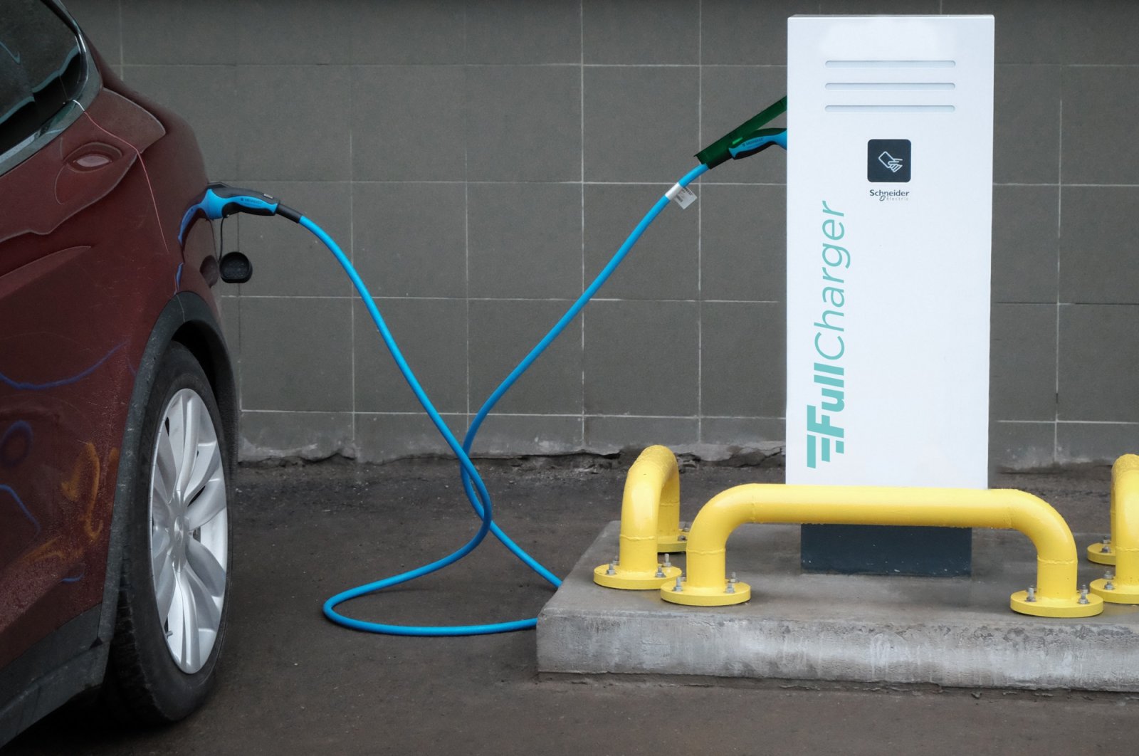 The number of electric vehicle charging units in Turkey is estimated to reach 54,000 in 2023, before folding to 1.1 million by 2030 and 4.8 million by 2040. (Courtesy of Schneider Electric)
