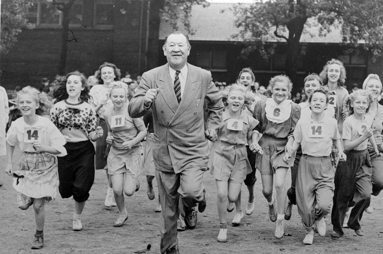 Jim Thorpe (C) sets a fast pace for some girls during a &quot;junior olympics&quot; event in Chicago, United States, June 6, 1948. (AP PHOTO)