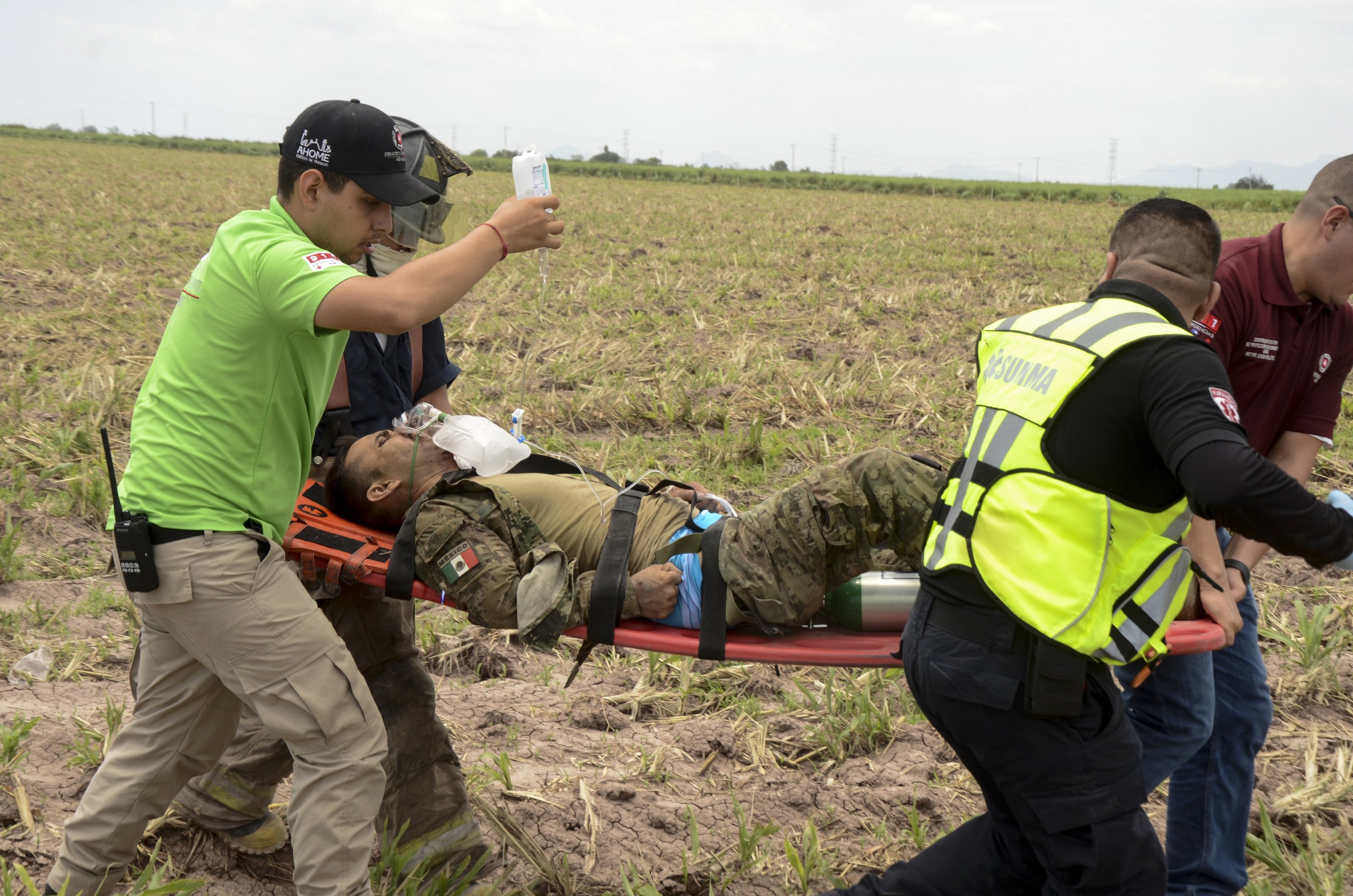 Pekerja darurat mengevakuasi yang terluka dari helikopter Blackhawk Meksiko yang jatuh setelah operasi untuk menangkap gembong narkoba Rafael Caro Quintero, dekat Los Mochis, negara bagian Sinaloa, Meksiko, 15 Juli 2022. (AP Photo)