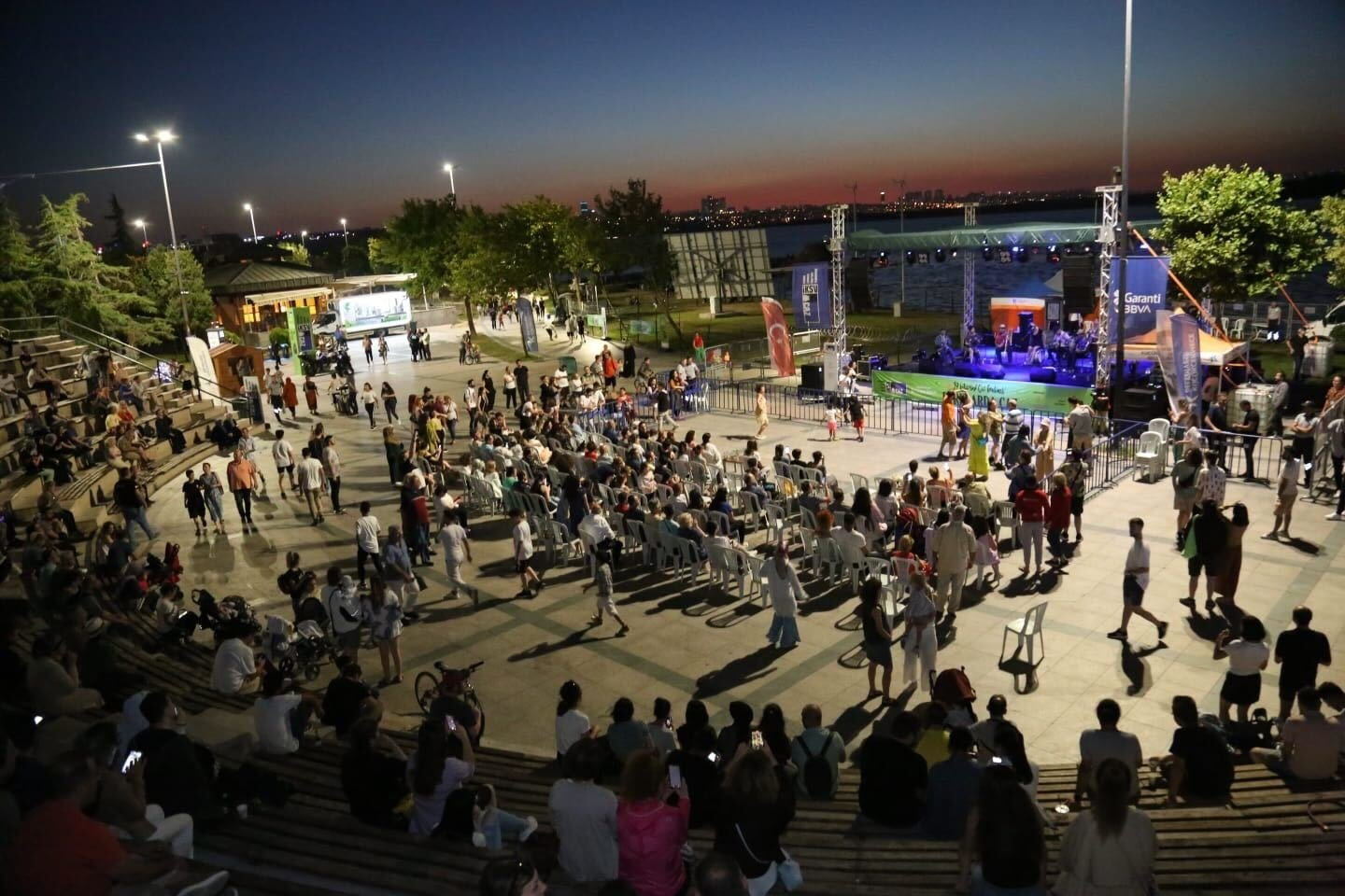 Warga menari selama pertunjukan jazz Tuba Skinny, Istanbul, Turki, 6 Juni 2022. (Foto milik Küçükçekmece Municipality)