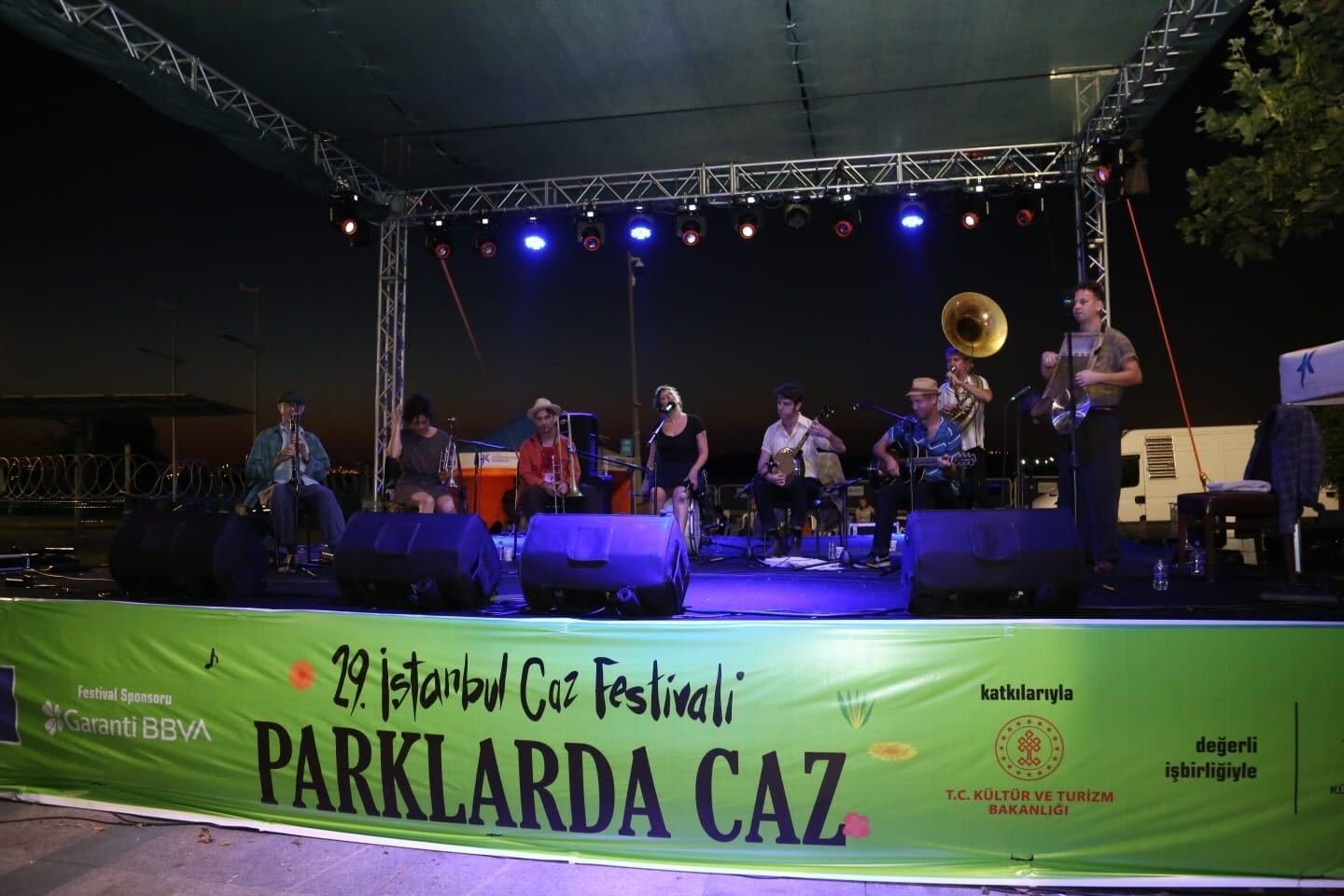 Sebagai bagian dari Festival Jazz Istanbul ke-29, Tuba Skinny tampil di Istanbul, Turki, 6 Juni 2022. (Foto milik Küçükçekmece Municipality)