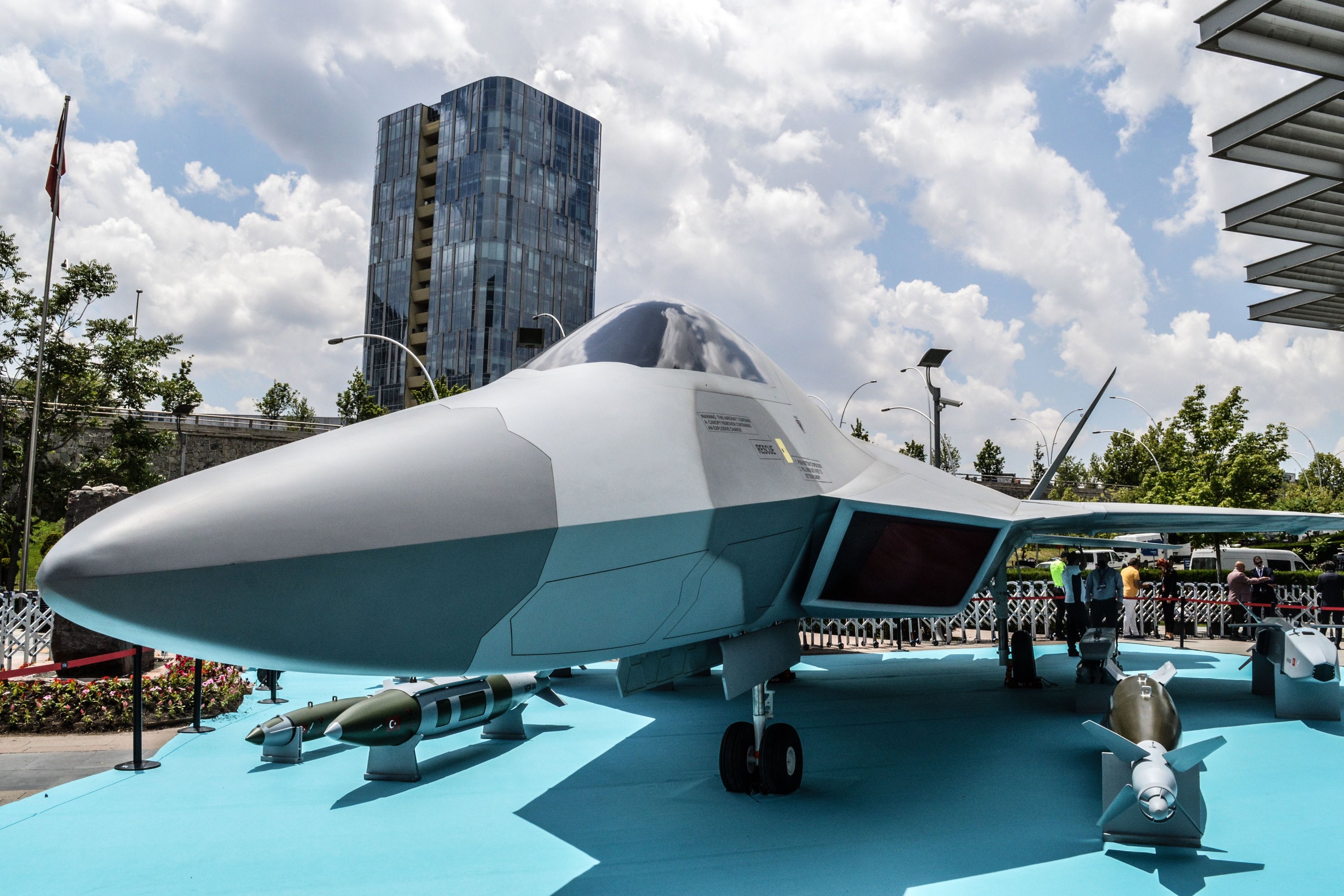 Sebuah mock-up dari Pesawat Tempur Nasional Turki (MMU) selama pameran di Ankara, Turki, 9 Juni 2021. (Foto Reuters)