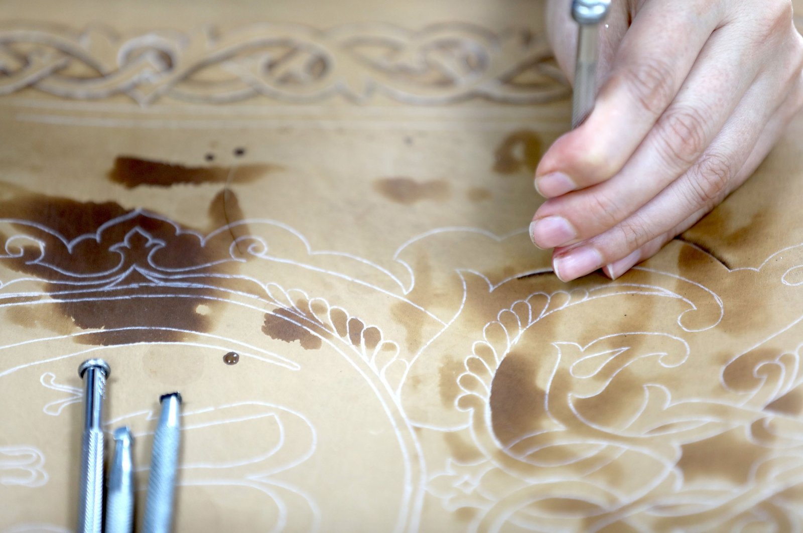 Guru kerajinan tangan mengembangkan karya seni kulit dengan tema Turki