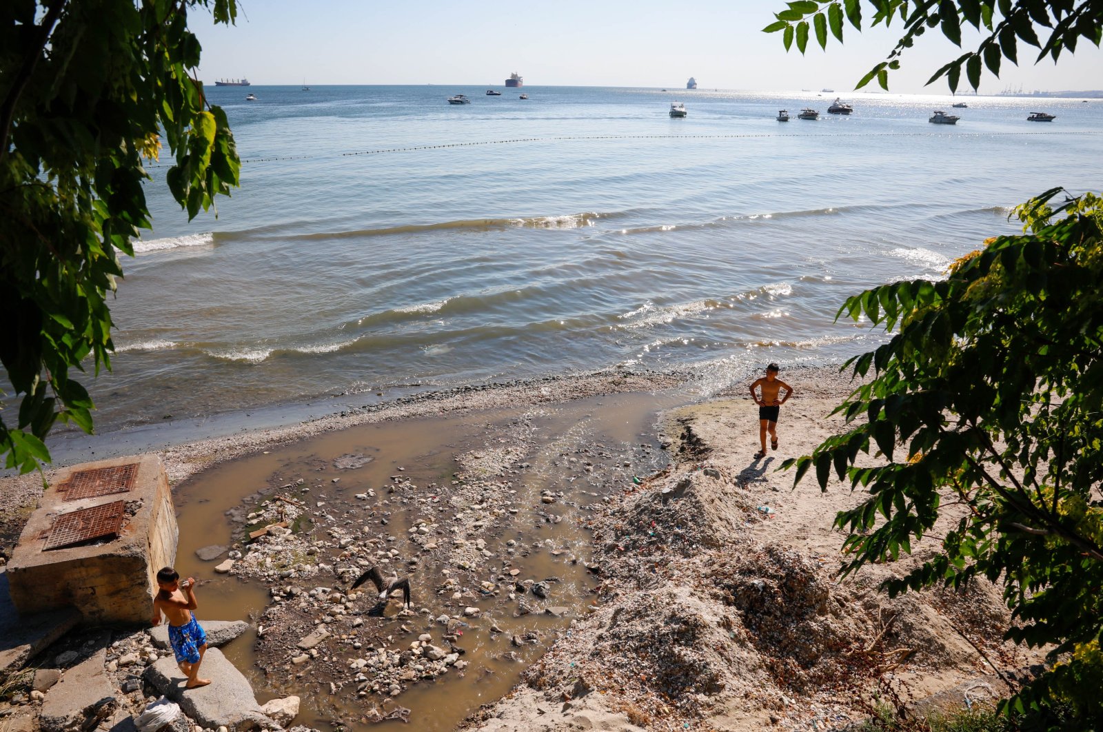 Air yang tercemar mengkhawatirkan perenang di pantai Istanbul yang populer