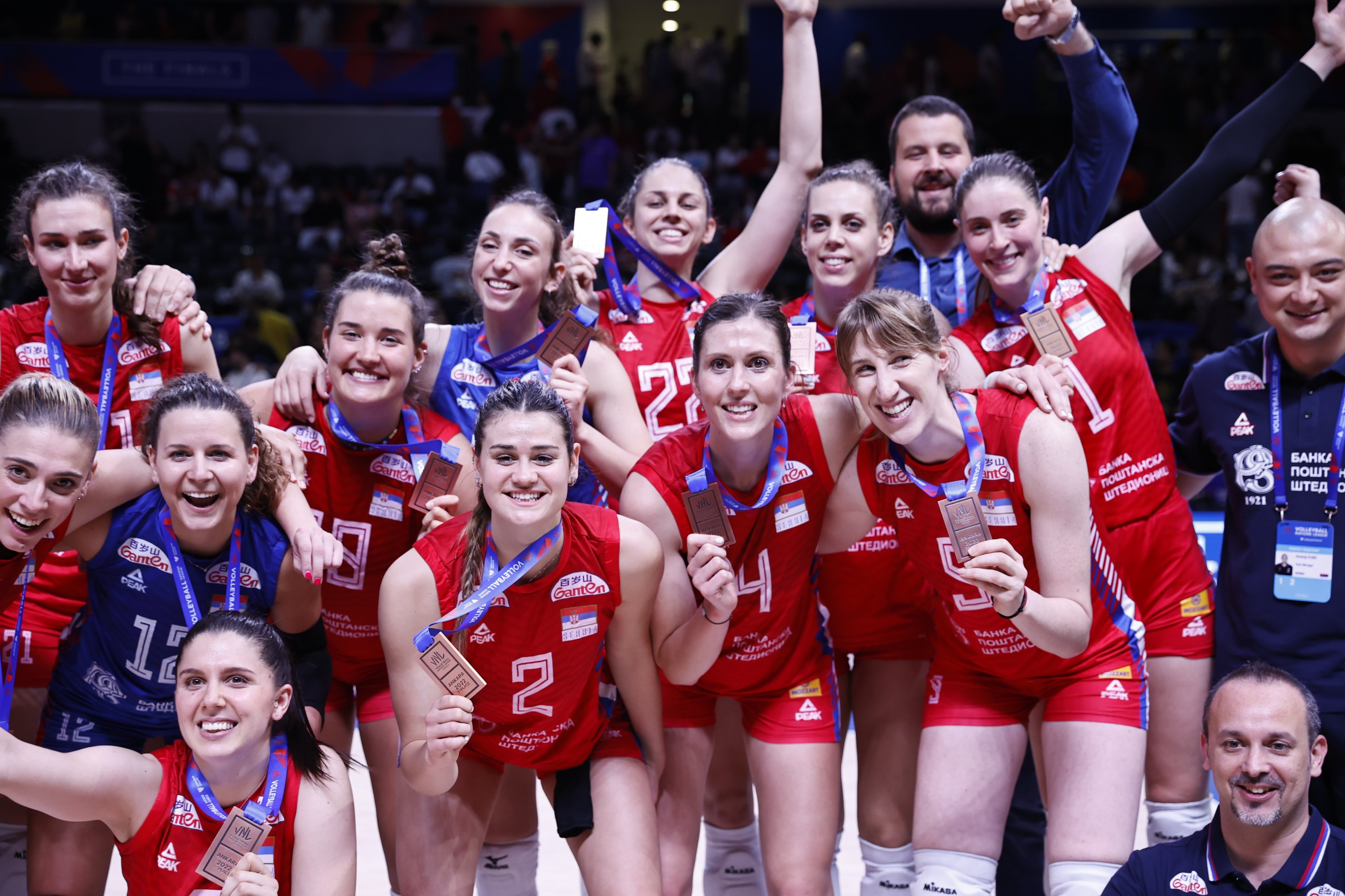 Pemain Serbia merayakan finis ke-3 di Liga Bangsa-Bangsa Bola Voli Wanita FIVB 2022, Ankara, Turki, 17 Juli 2022.