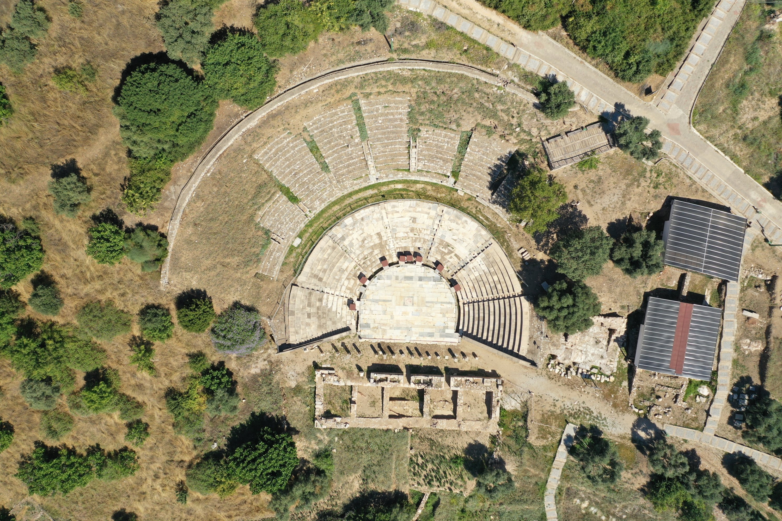Türkiye'nin batısındaki Metropolis, İzmir'deki antik tiyatrodan bir görünüm.  (Deklanşör) 