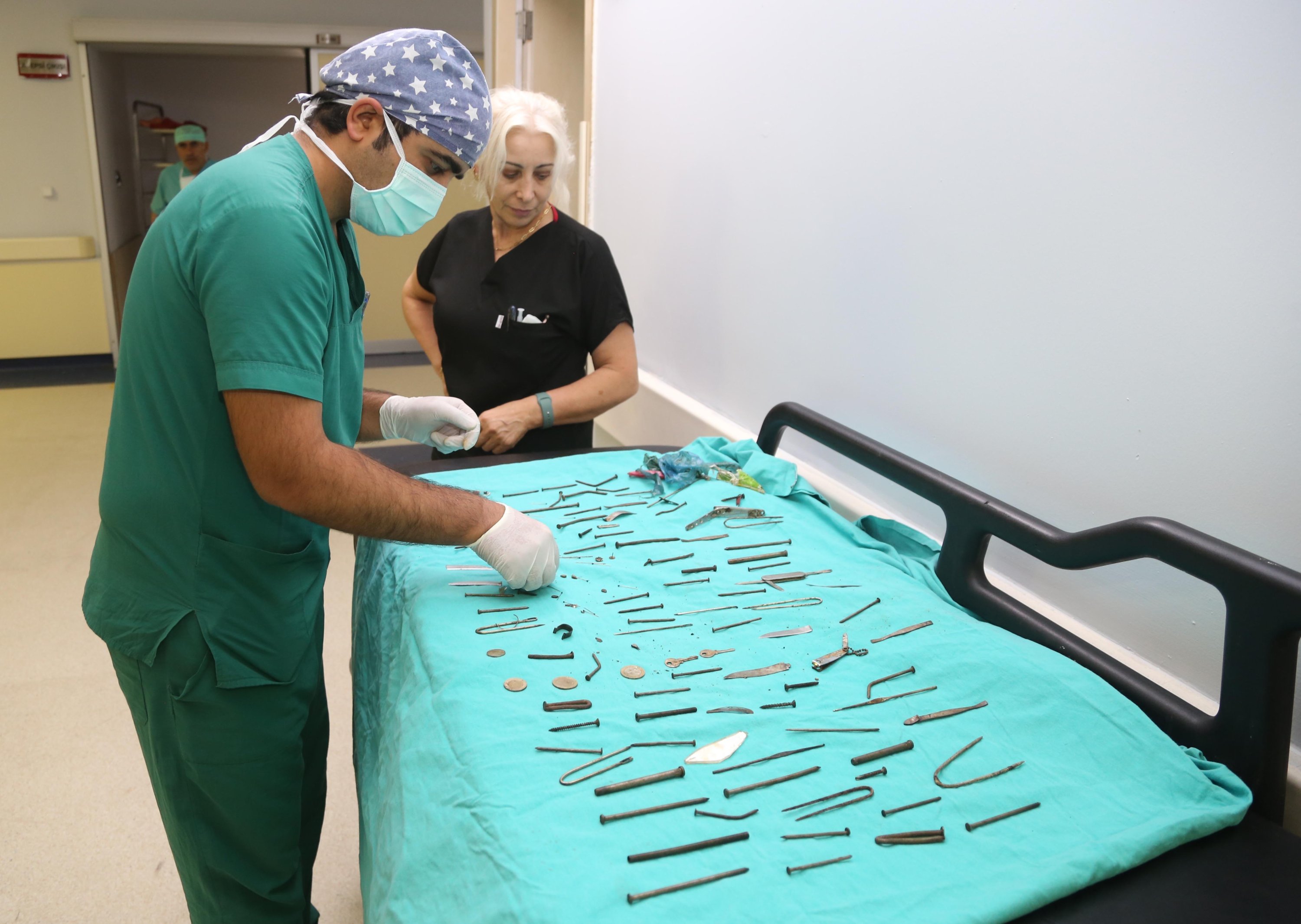 Staf medis memeriksa 158 benda asing yang dikeluarkan dari perut wanita 24 tahun yang dilarikan ke rumah sakit karena sakit perut setelah menelan jarum di Van, Turki, 18 Juli 2022. (AA Photo)