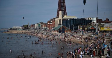 Beachgoers enjoy the sun and the sea in Blackpool, northwest England, July 17, 2022. (AFP Photo)