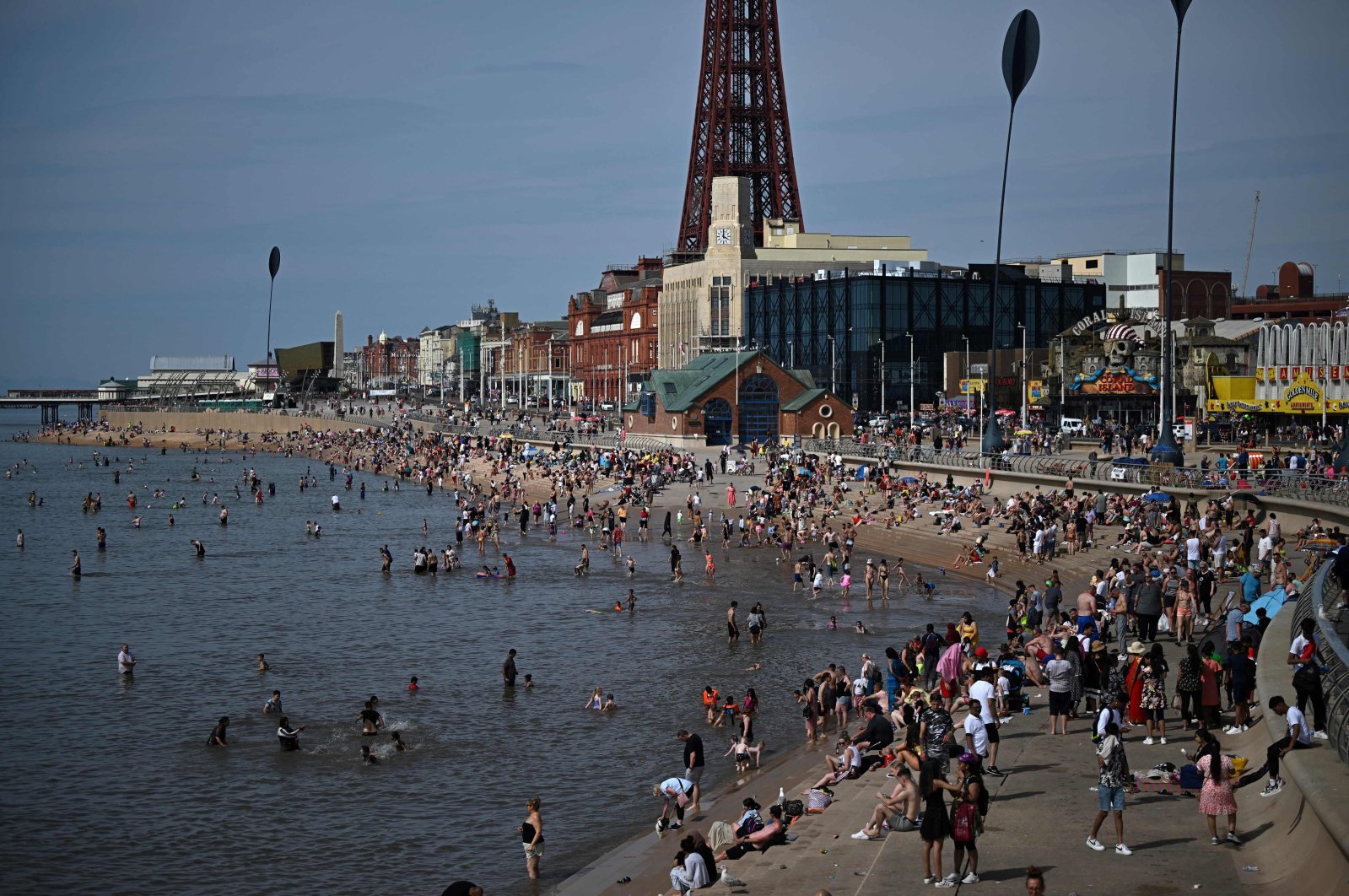 Beachgoers enjoy the sun and the sea in Blackpool, northwest England, July 17, 2022. (AFP Photo)