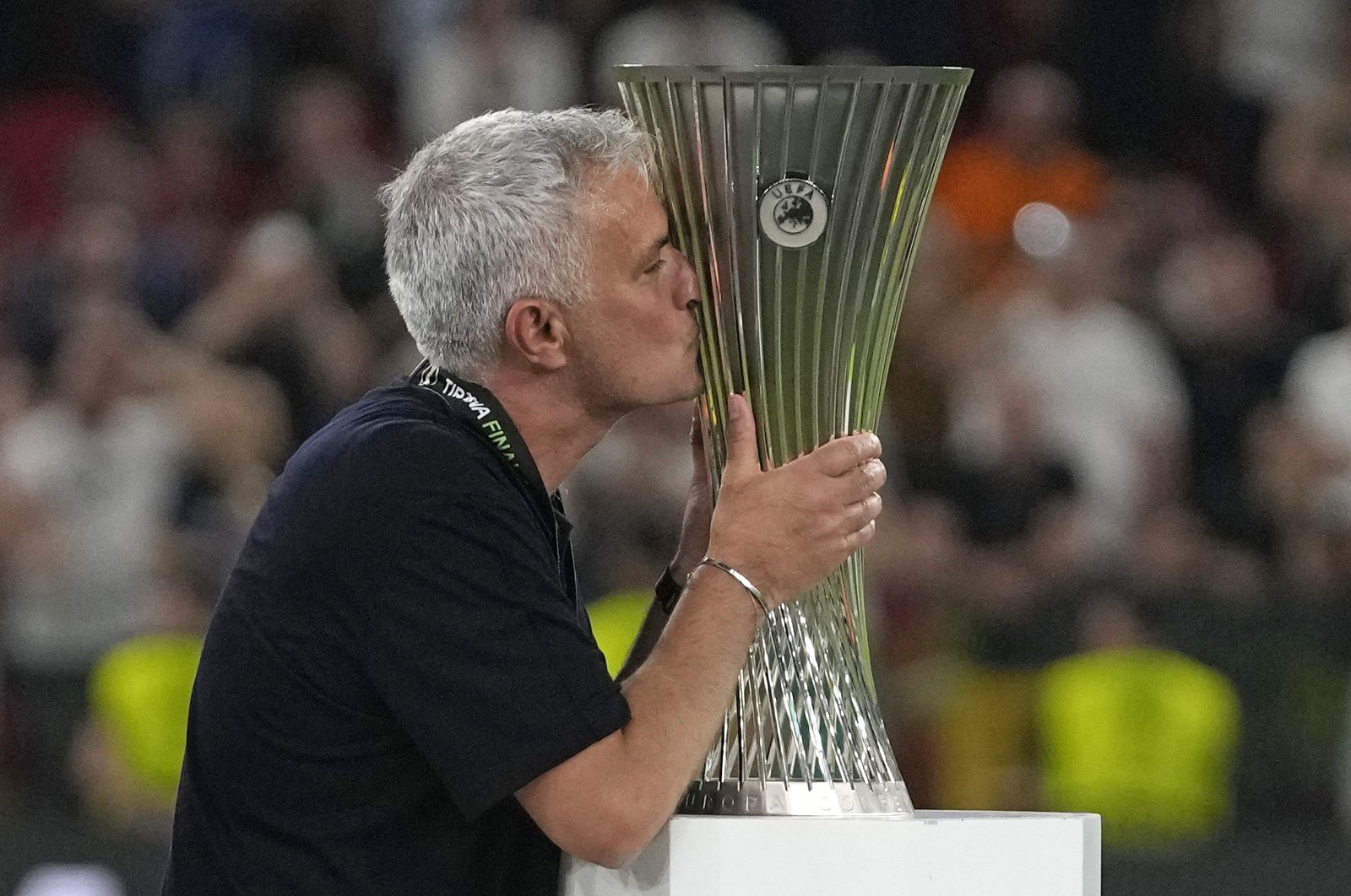 Roma&#039;s coach Jose Mourinho kisses the Europa Conference League trophy, Tirana, Albania, May 25, 2022. (AP Photo)