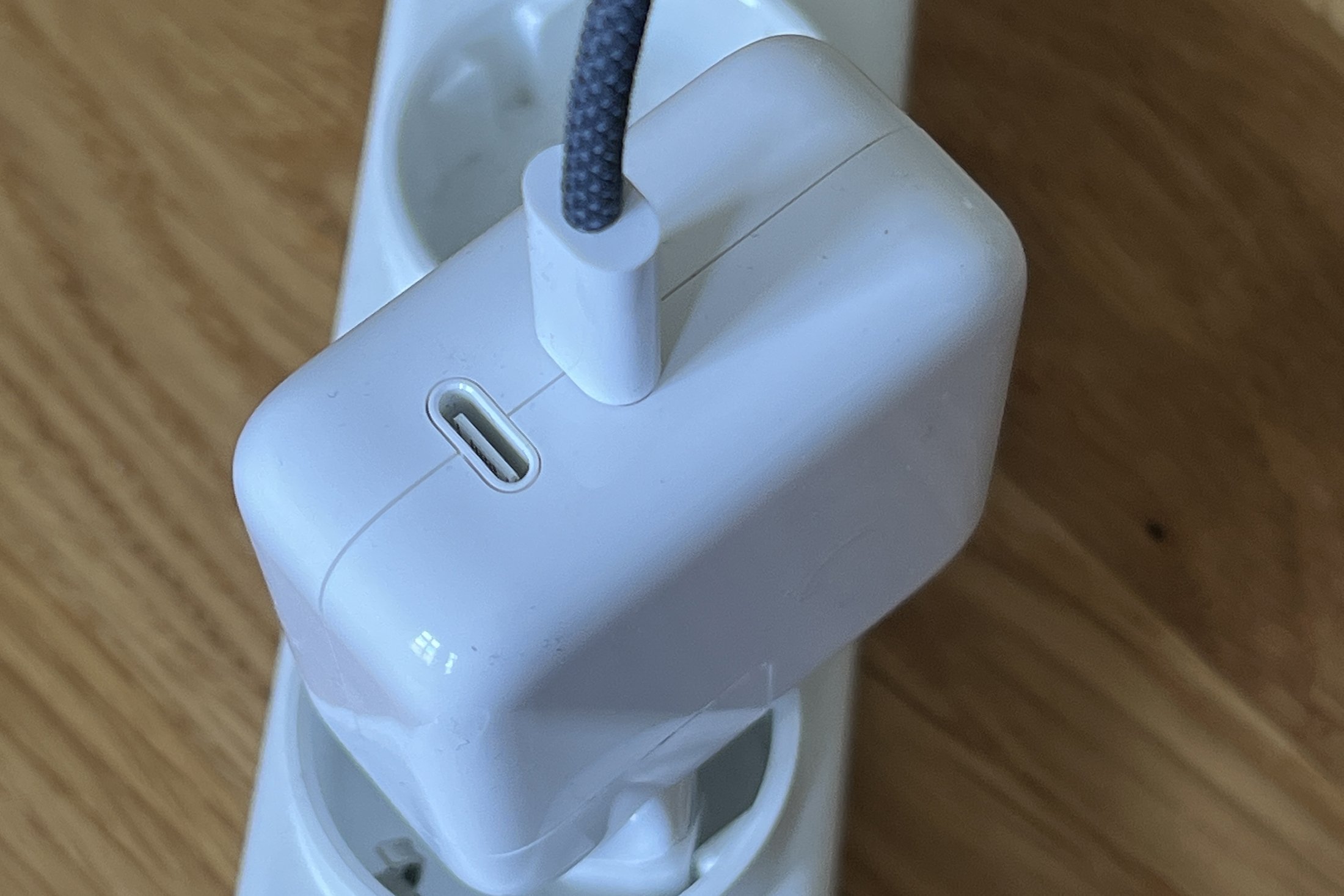 Catu daya baru untuk Macbook Air M2 memiliki dua soket USB.  (foto dpa)