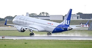 A Scandinavian airline SAS Embraer E195 aircraft lands at Kastrup airport in Copenhagen, Denmark, July 4, 2022. (AFP Photo)