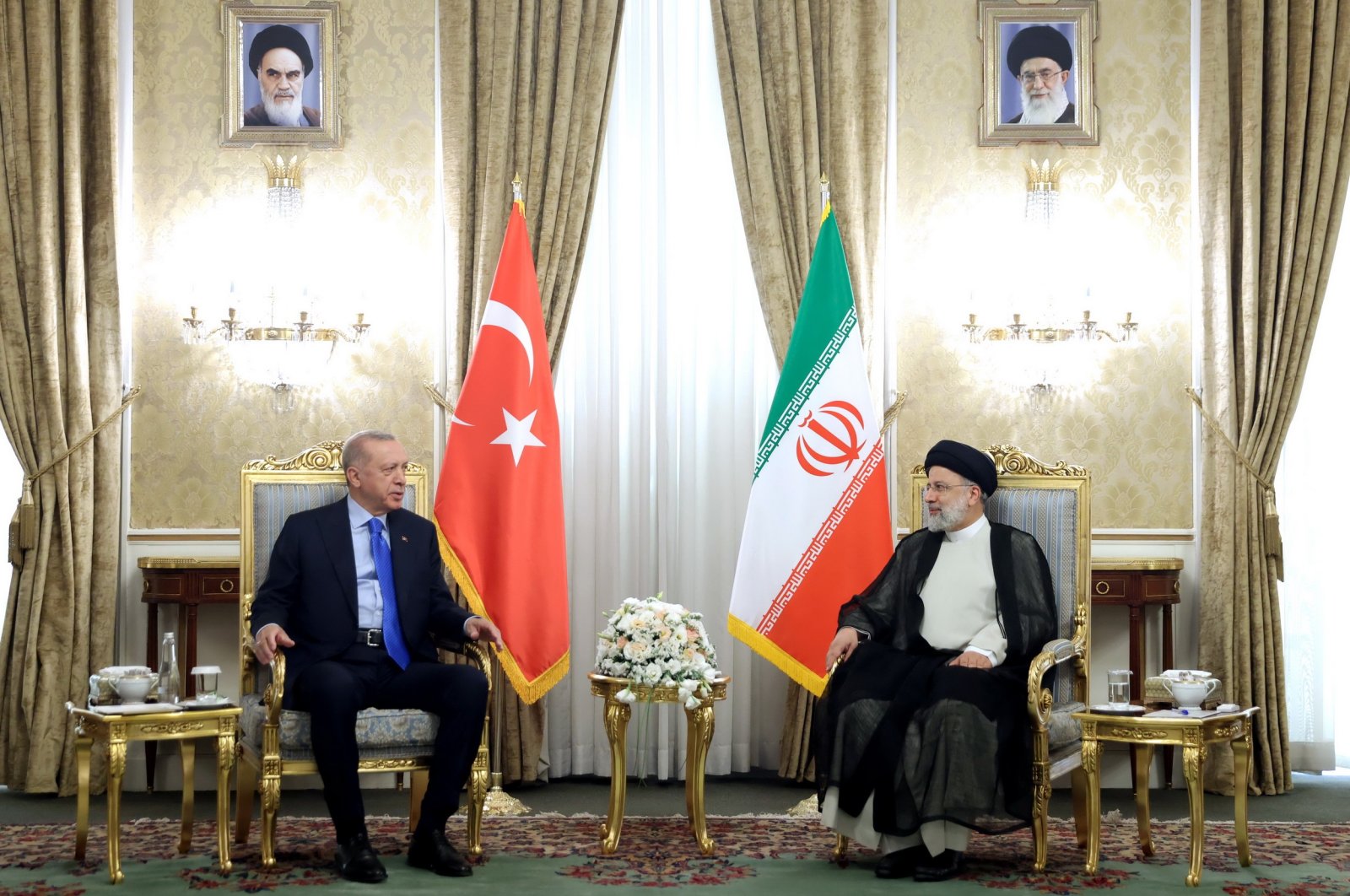 Presidentti Recep Tayyip Erdoğan (L) keskustelee Iranin presidentin Ebrahim Raisin kanssa kokouksessa Teheranissa, Iranissa, 19.7.2022. (EPA-kuva)