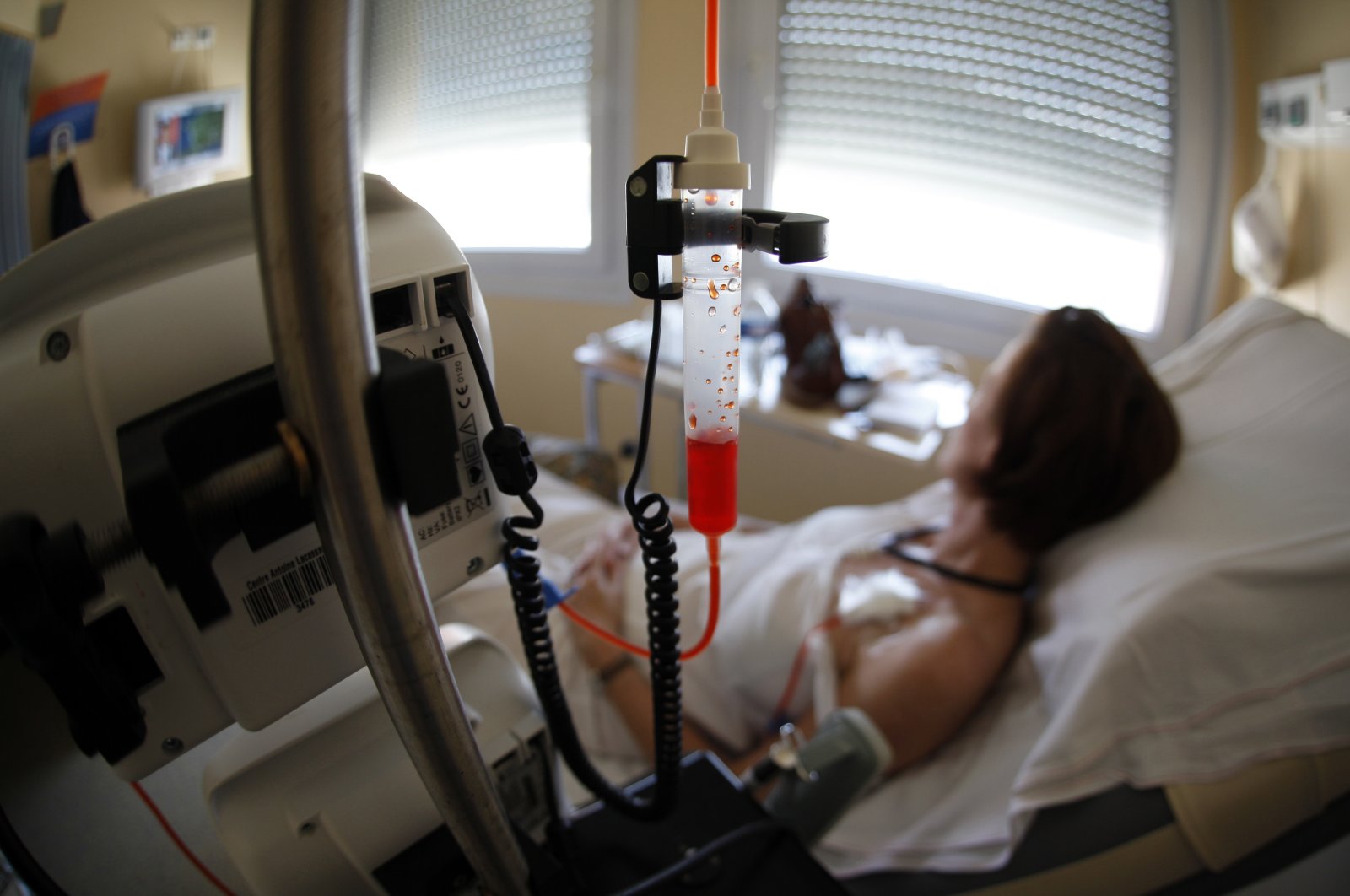 A patient receives chemotherapy treatment for breast cancer at the Antoine-Lacassagne Cancer Center in Nice, France, July 26, 2012. (Reuters Photo)