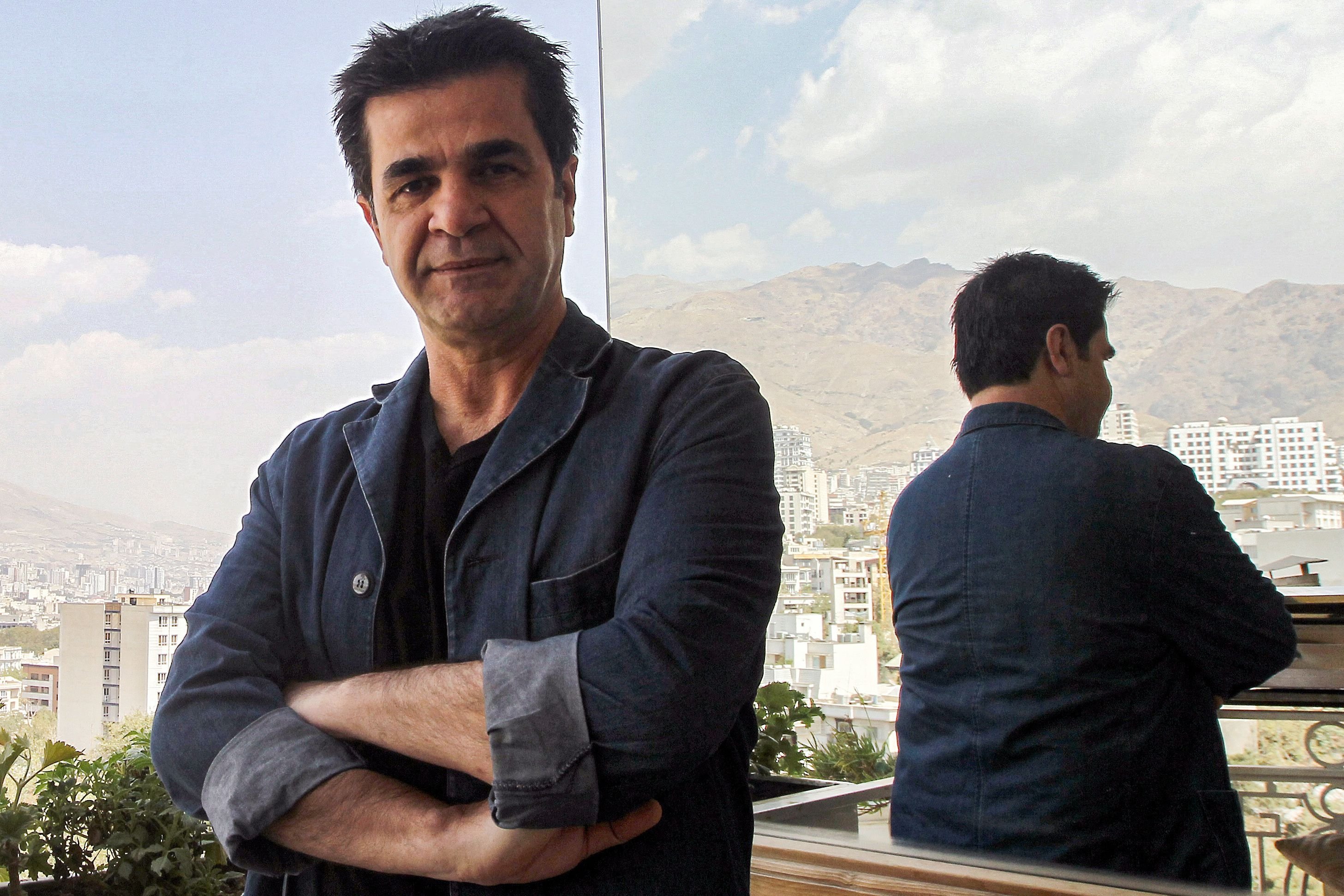 Dalam file foto yang diambil pada 30 Agustus 2010, sutradara film Iran Jafar Panahi berpose di balkon yang menghadap ke Teheran selama wawancara dengan AFP di Iran.  (Foto AFP)