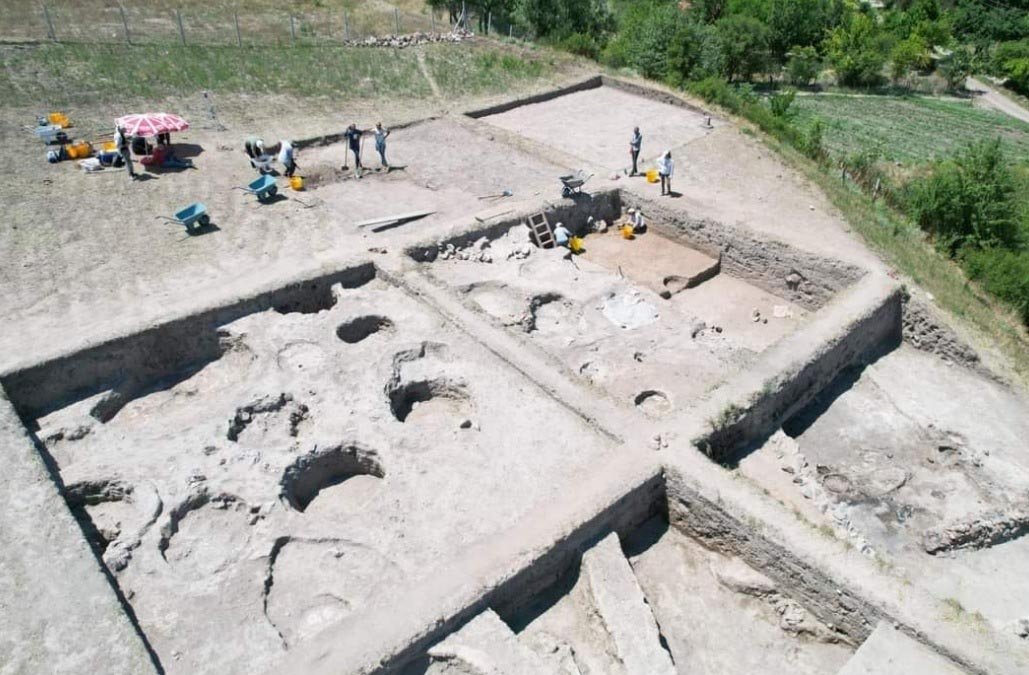 Sebuah segel berusia 3.300 tahun dan belati ditemukan selama penggalian di Tavşanlı Mound yang terletak di provinsi Turki tengah Kütahya, Turki, 19 Juli 2022. (DHA Photo)