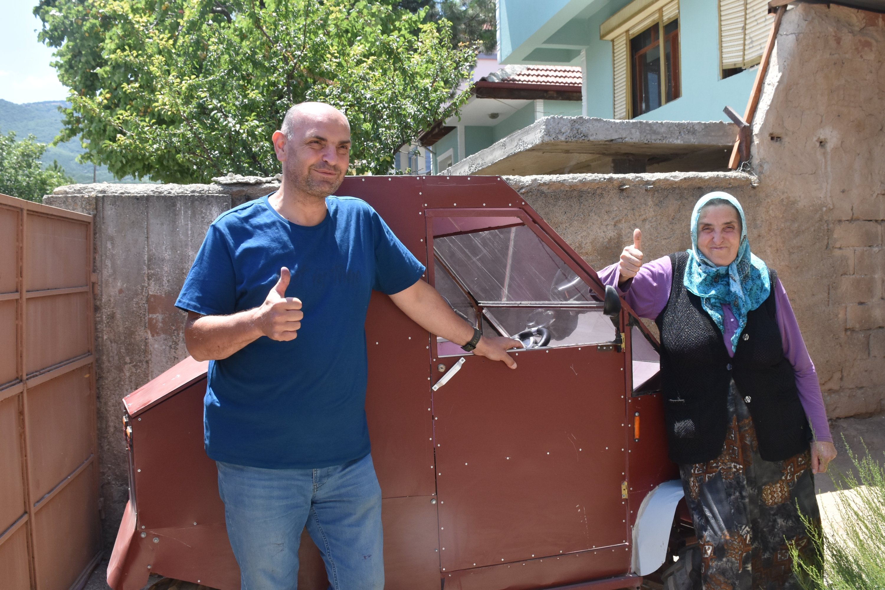 Ayşe Yıldız berpose di samping kendaraan listriknya bersama putranya Musa, di Afyonkarahisar, Turki barat, 20 Juli 2022. (AA PHOTO)