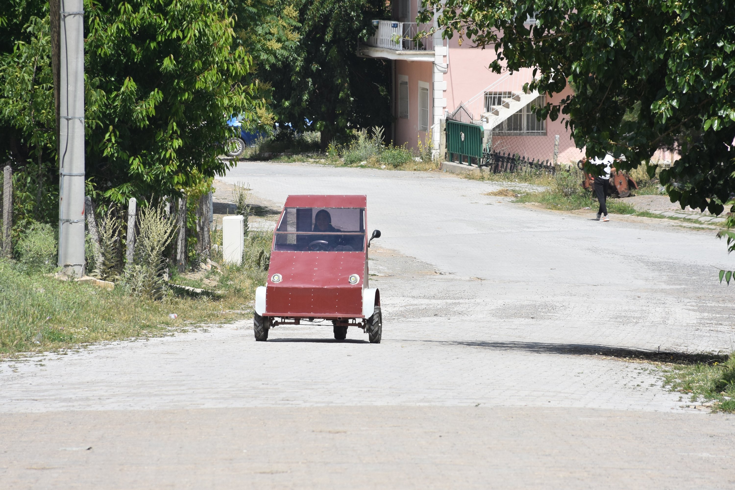 Ayşe Yıldız mengendarai mobil listriknya, di Afyonkarahisar, Turki barat, 20 Juli 2022. (AA PHOTO)