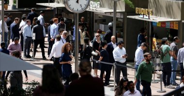 People queue for food in the financial district of Canary Wharf in London, Britain, May 18, 2022. (Reuters Photo)