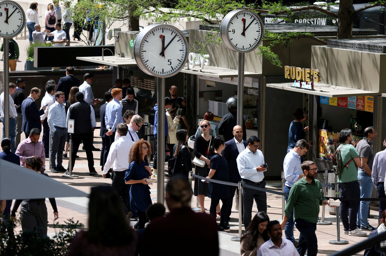 People queue for food in the financial district of Canary Wharf in London, Britain, May 18, 2022. (Reuters Photo)