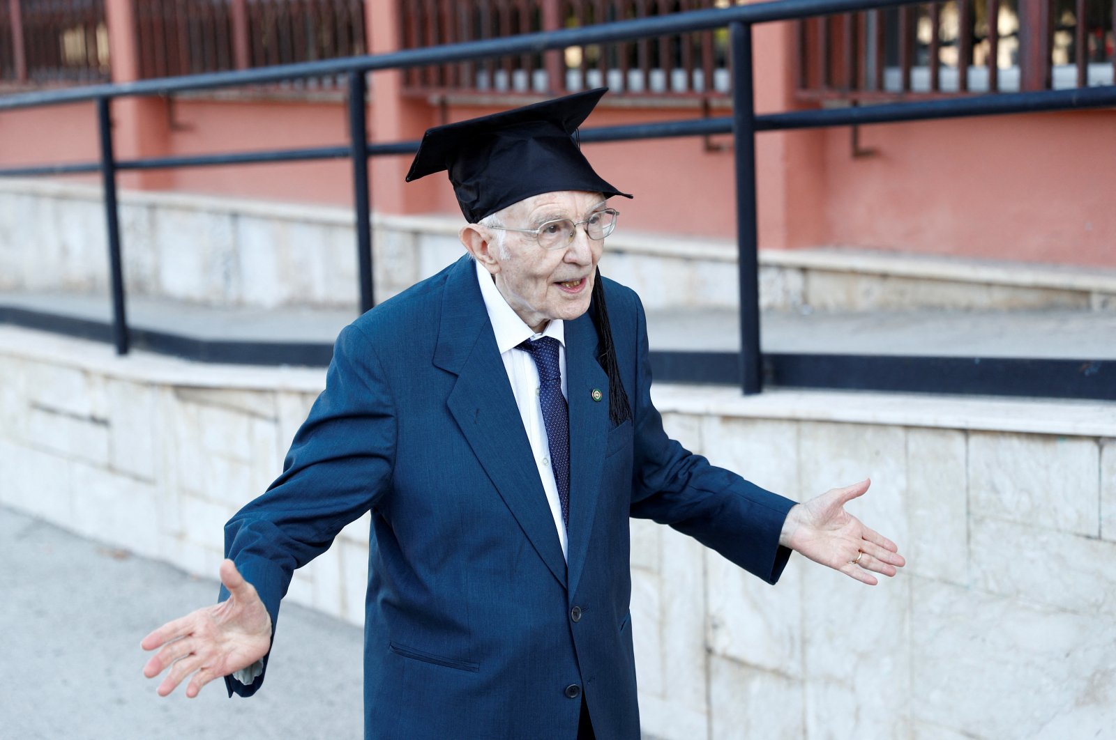 Veteran WW II Italia berusia 98 lulus lagi