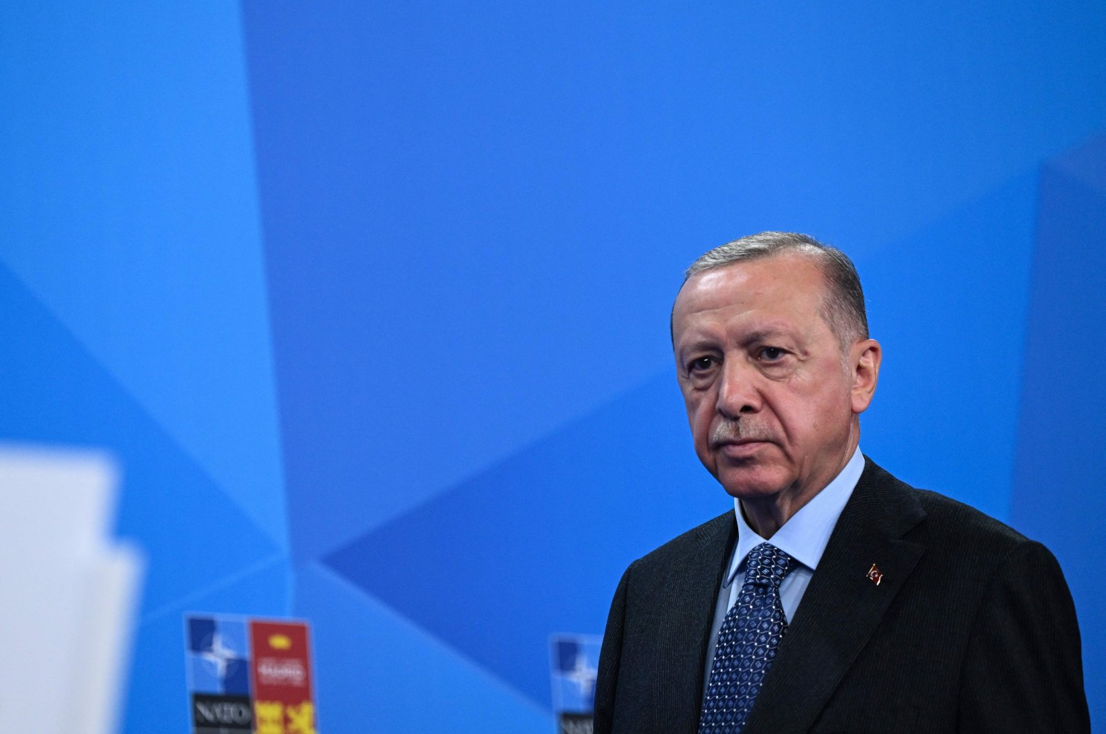 Turkin presidentti Recep Tayyip Erdoğan puhui tiedotusvälineiden edustajille Naton huippukokouksen lehdistötilaisuudessa Ifema-kongressikeskuksessa Madridissa 30. kesäkuuta 2022. (AFP Photo)