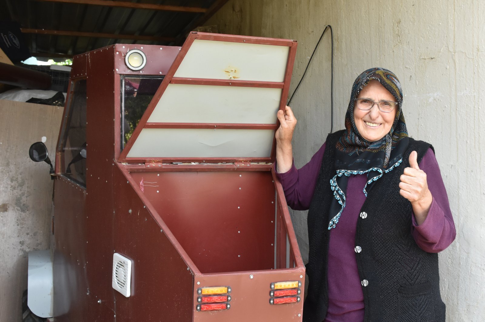 Ibu Turki menikmati tumpangan listrik milik putranya