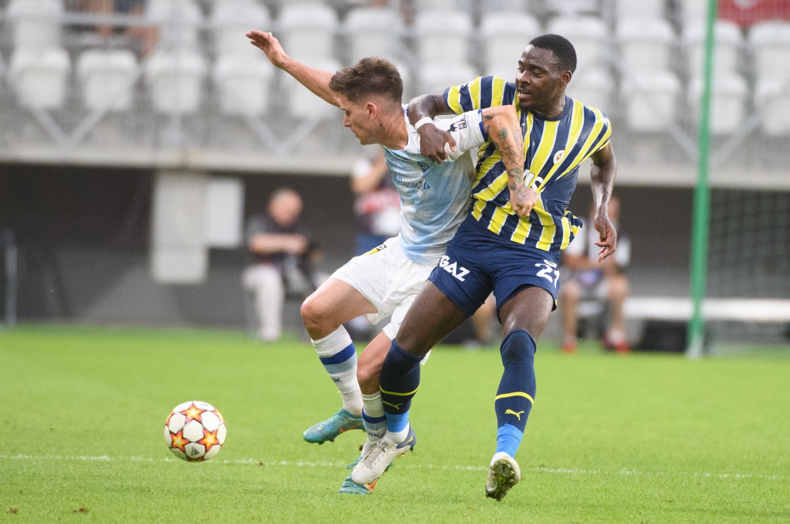  Benjamin Verbic of Dynamo Kyiv and Osai-Samuel of Fenerbahçe in action during the UEFA Champions League qualifier first leg match in Lodz, Poland, July 20, 2022.  (EPA Photo)