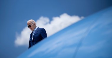  U.S. President Joe Biden disembarks Air Force One at T.F. Green International Airport in Warwick, Rhode Island, July 20, 2022. (AFP Photo)